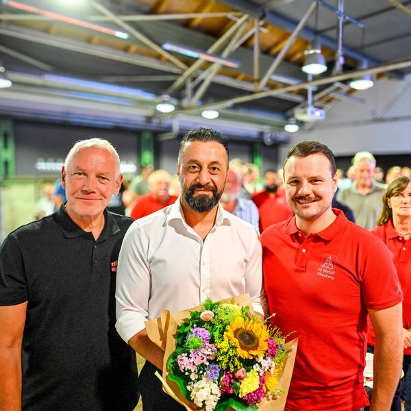Der künftige 1. Bevollmächtigte der IG Metall Gummersbach, Haydar Tokmak (M.), mit dem demnächst ausscheidenden Werner Kusel (l.) und dem ehrenamtlich tätigen 2. Bevollmächtigten Alexander Scharpel.