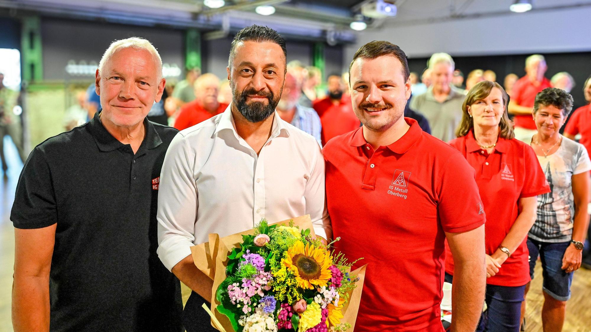 Der künftige 1. Bevollmächtigte der IG Metall Gummersbach, Haydar Tokmak (M.), mit dem demnächst ausscheidenden Werner Kusel (l.) und dem ehrenamtlich tätigen 2. Bevollmächtigten Alexander Scharpel.