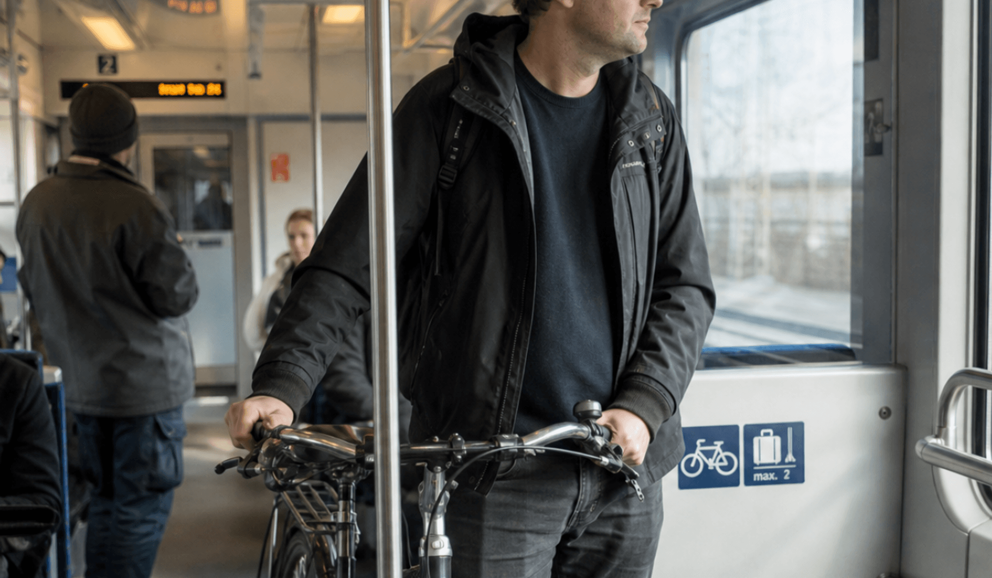 Ein Mann der mit seinem Fahrrad in der Bahn fährt.