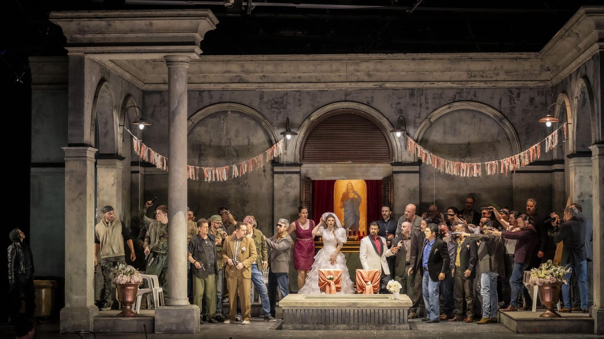 Das Ensemble der Tancredi-Aufführung der Oper Köln steht auf der Bühne.