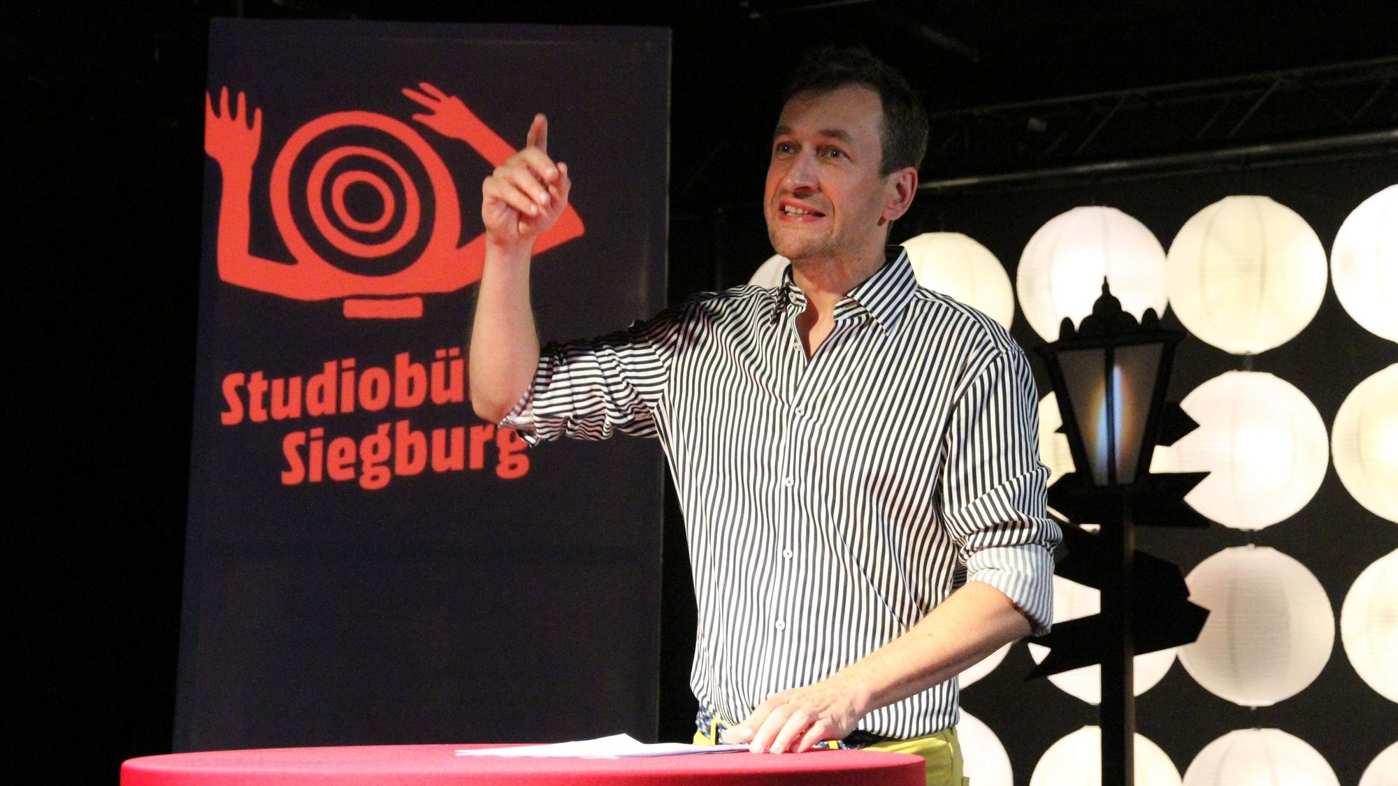Der Theaterschatz stellte im Kaufhofgebäude das Programm für die neue Spielzeit 2026/2027 vor: Theaterleiter René Böttcher