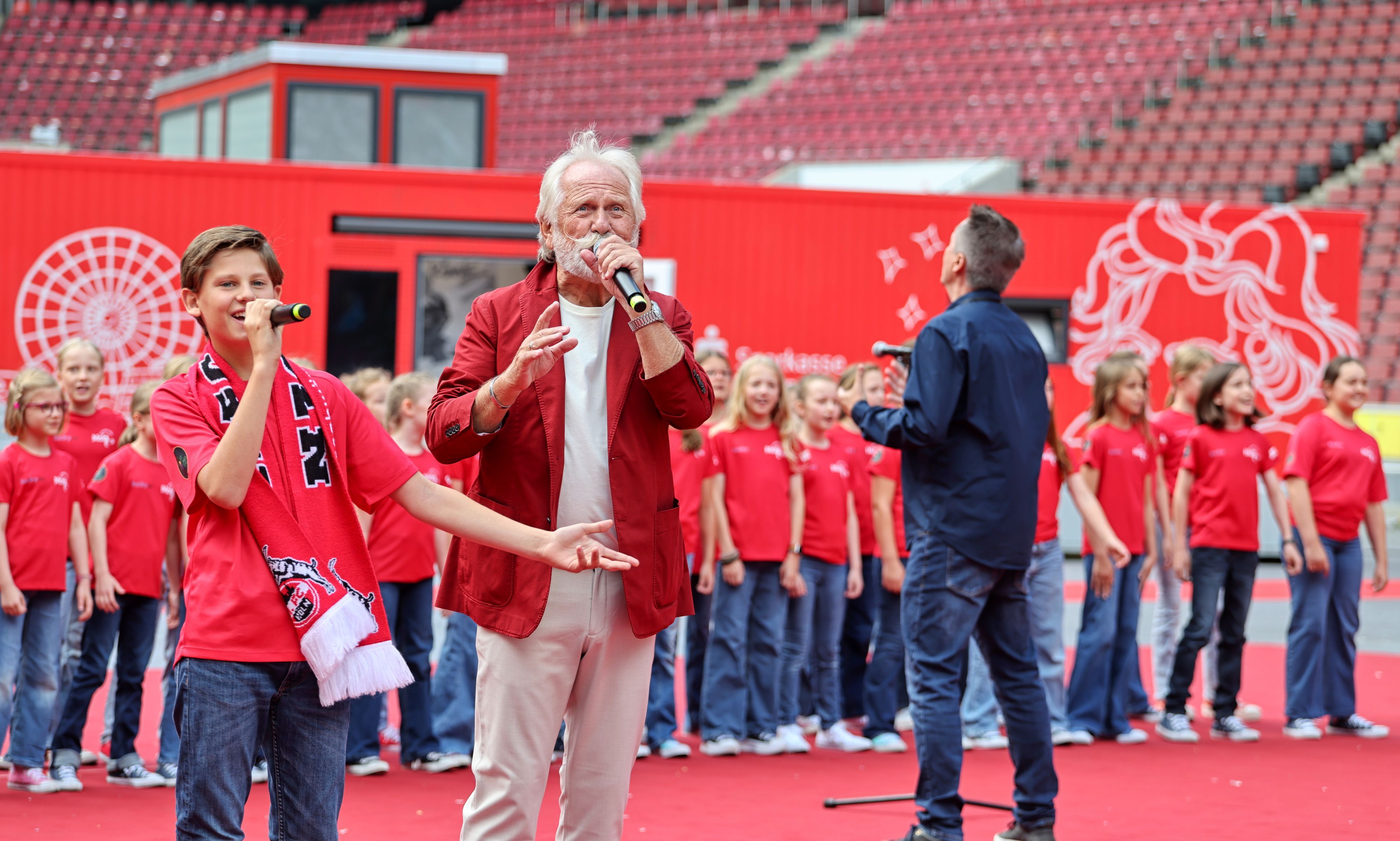 Henning Krautmacher singt mit den Lucky Kids.