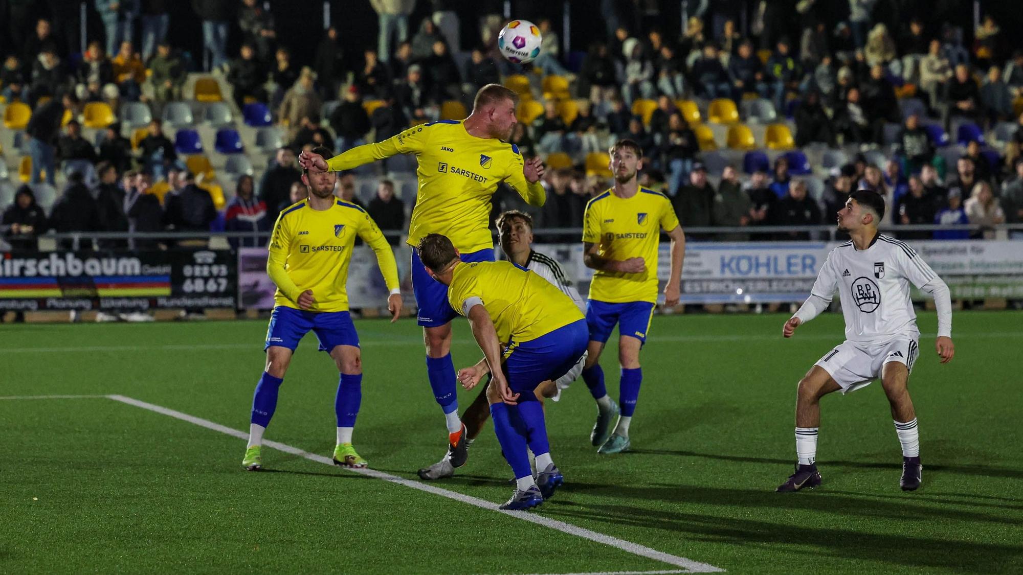 Spielszenen aus dem Fußball