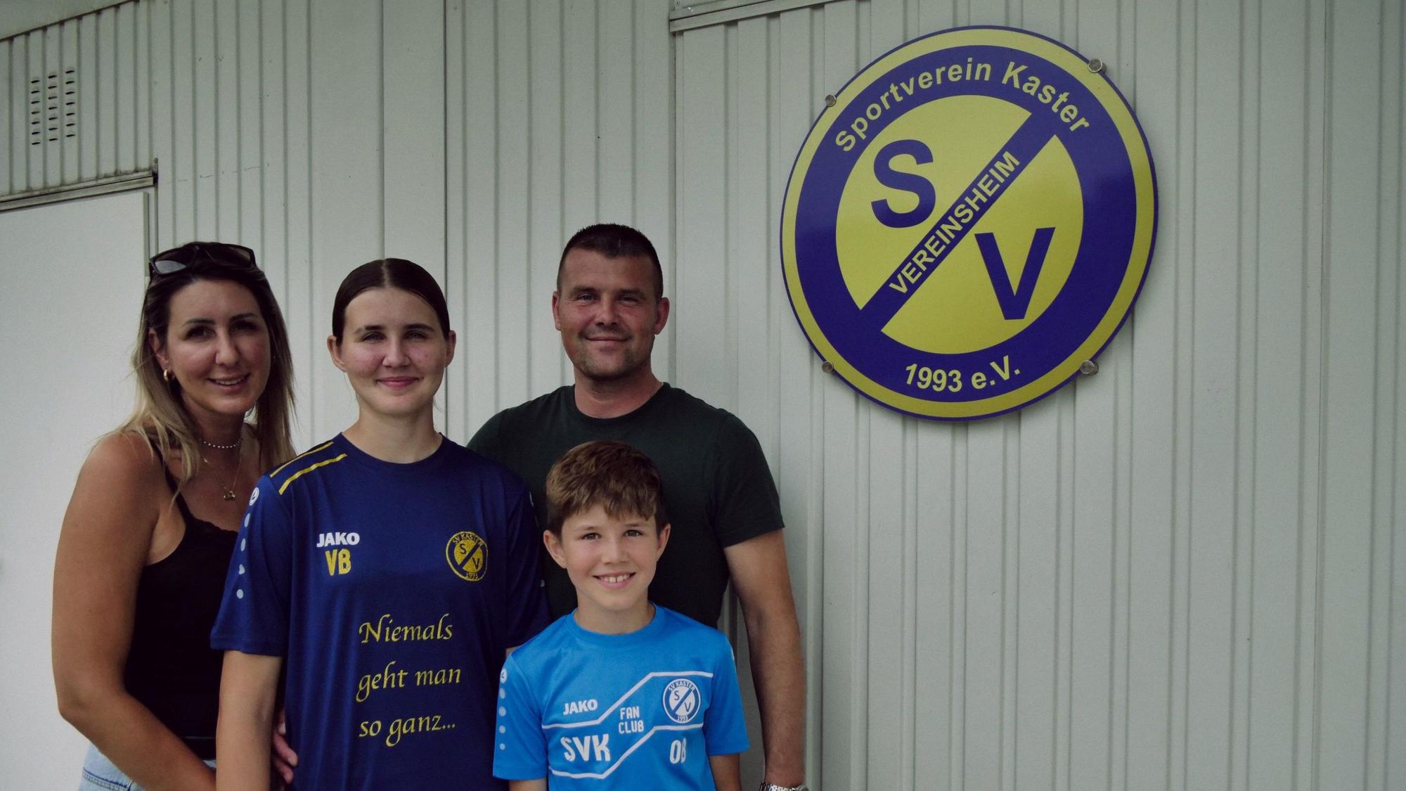 Das Foto zeigt Mutter Natalia, Fußballerin Viktoria, Vater Waldemar und den jüngeren Bruder Oliver Borowczyk Vereinswappen des SV Kaster im Hintergrund.
