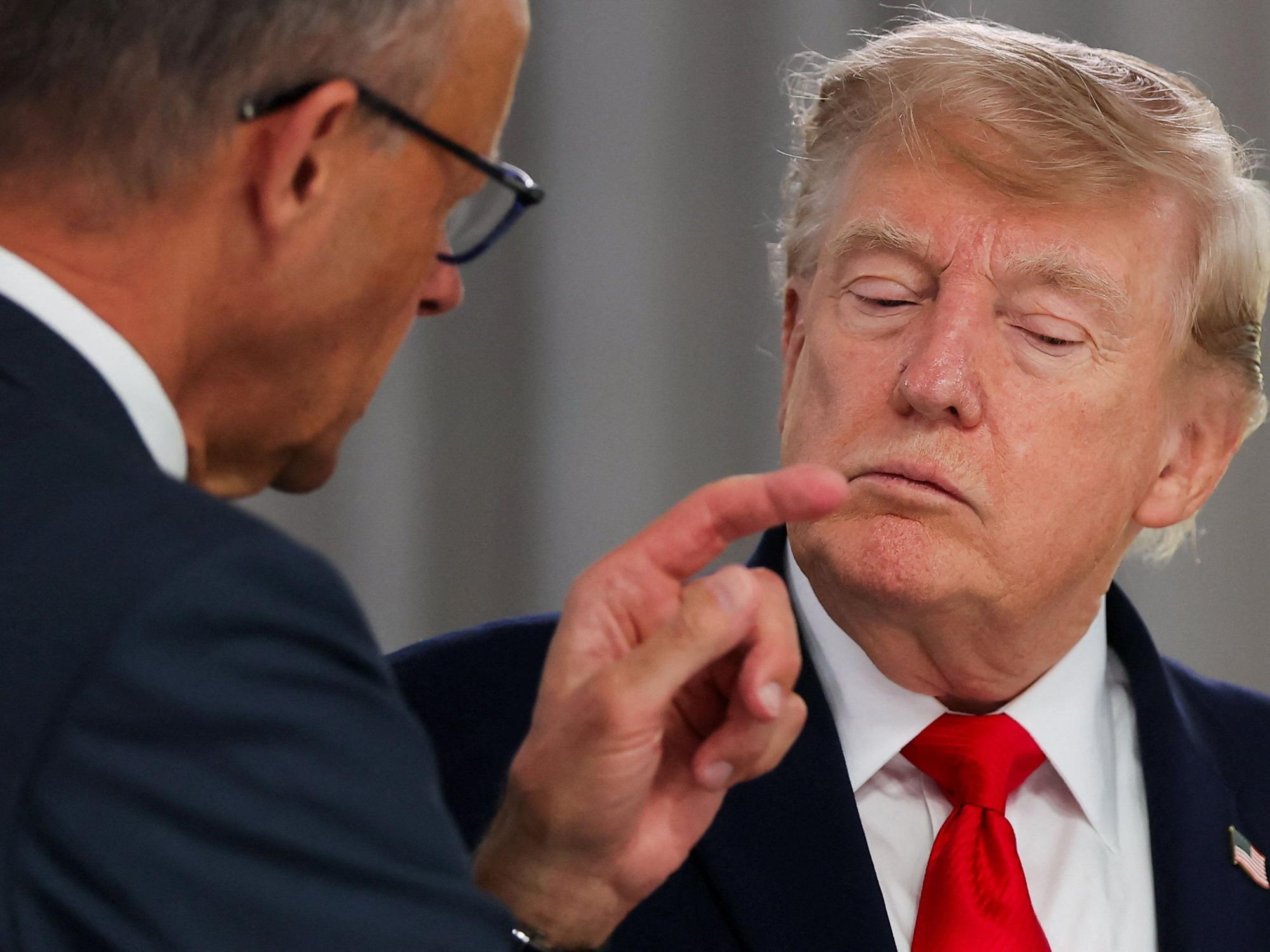 US-Präsident Donald Trump hört dem deutschen Bundeskanzler Friedrich Merz (l) bei einem Arbeitsessen mit den Staats- und Regierungschefs der G7 und des Nahen Ostens zu.