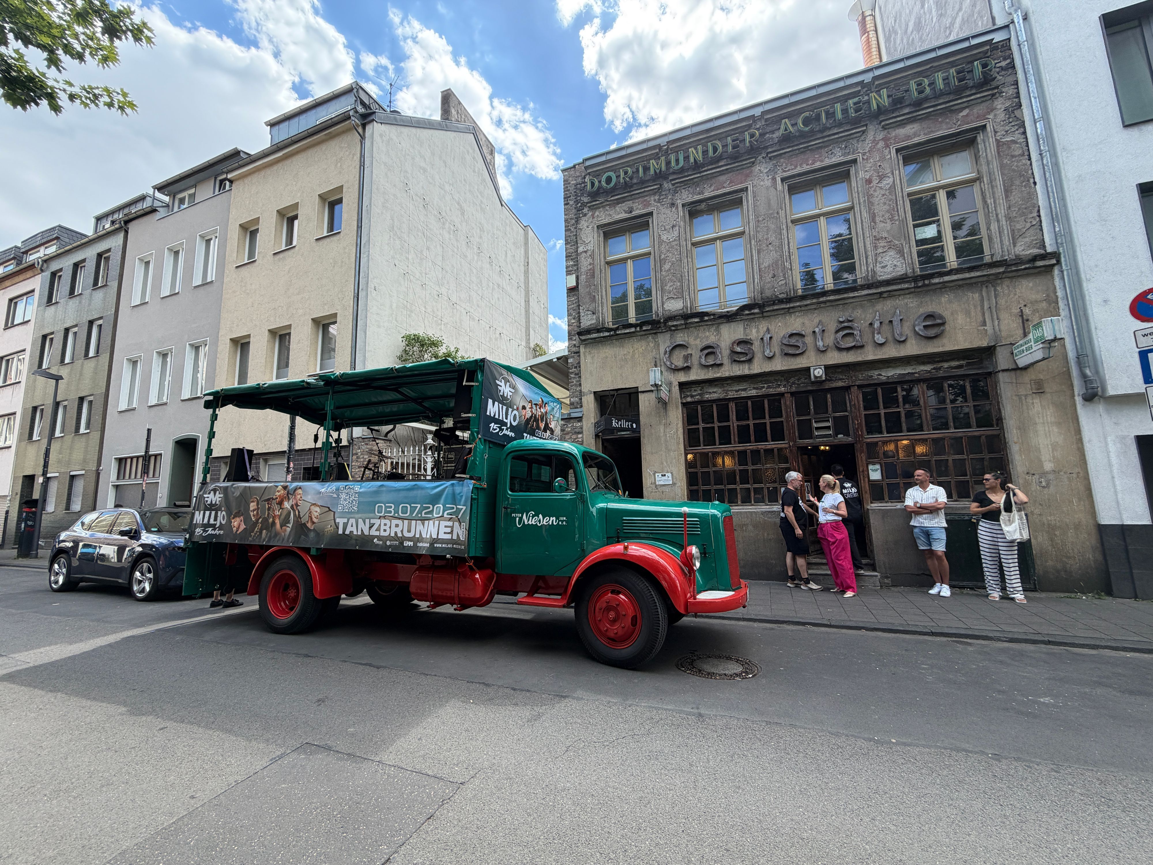 Auch vorm „Lommi“ in Deutz machte die band mit dem Musikwagen Halt.