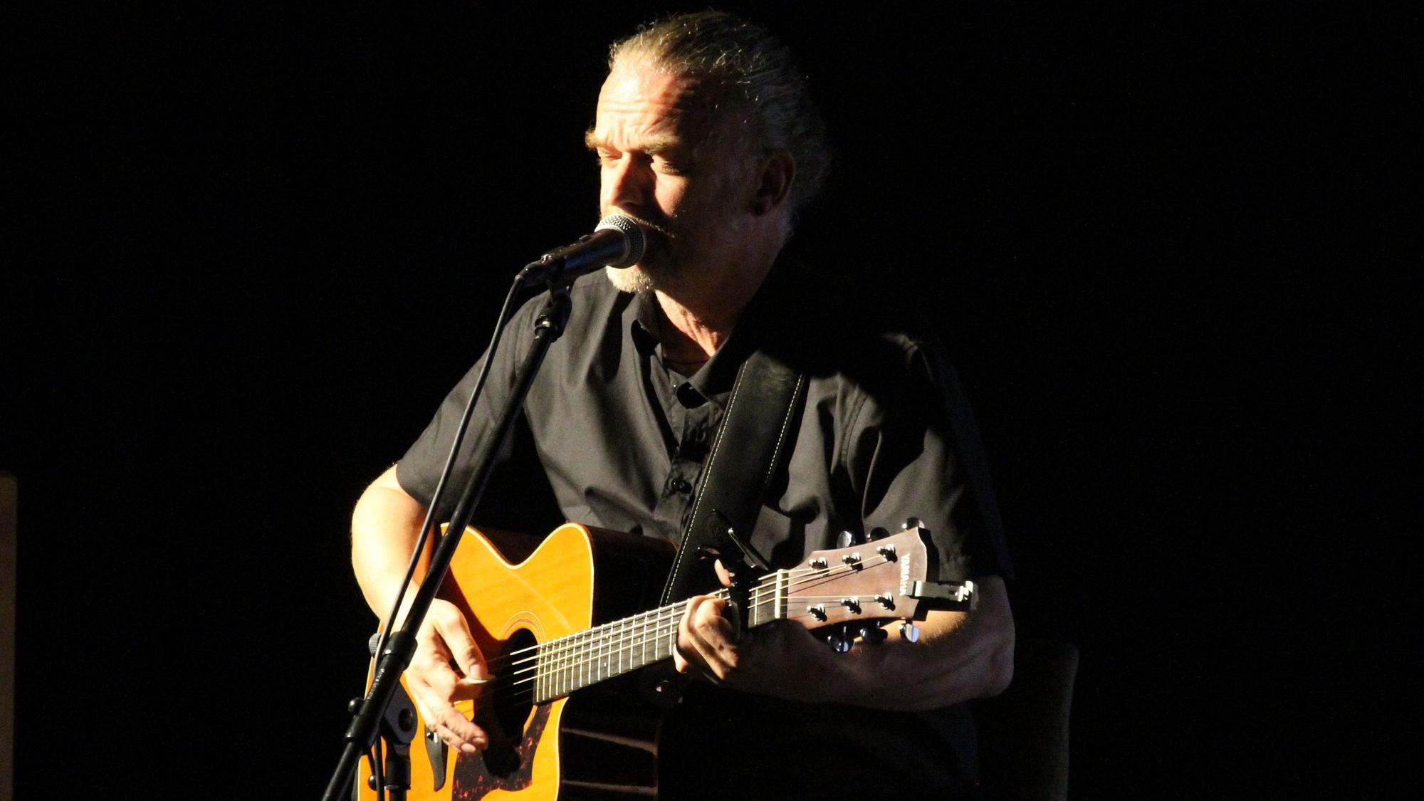 Joe Bennick steuerte an der Gitarre wehmütige Songs bei.