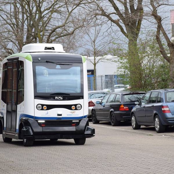 Zu sehen ist ein autonom fahrender Kleinbus in Monheim am Rhein.