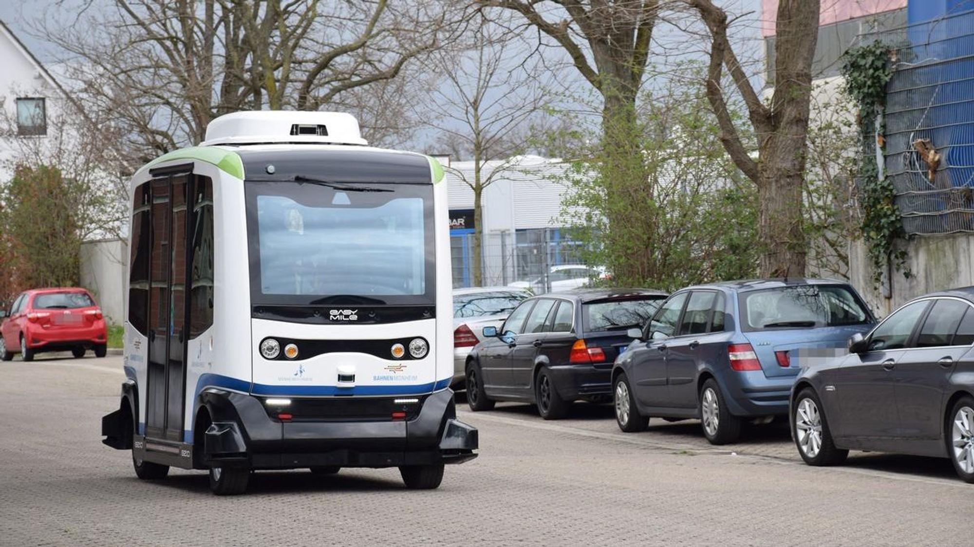 Zu sehen ist ein autonom fahrender Kleinbus in Monheim am Rhein.