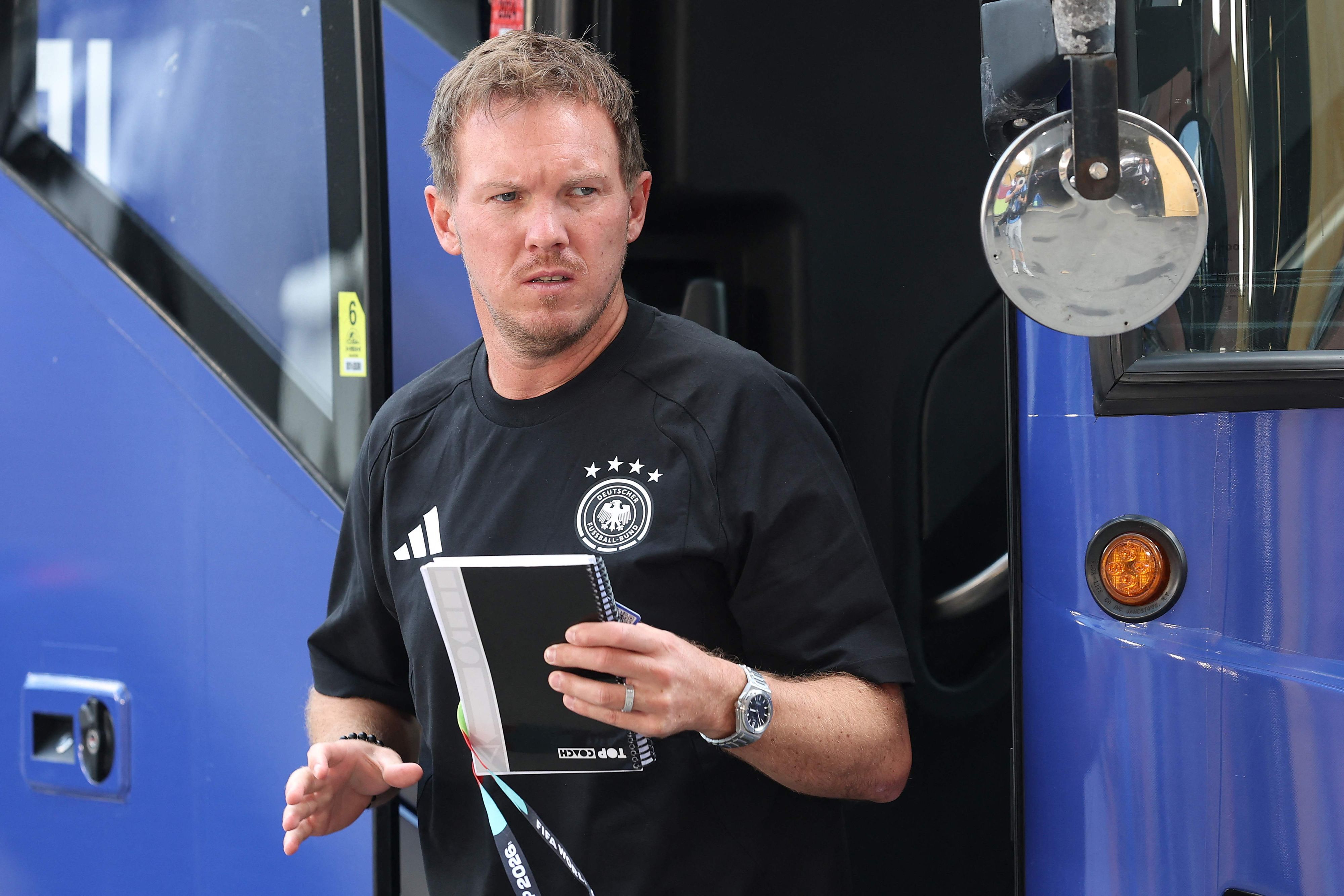 Julian Nagelsmann steigt beim DFB aus dem Mannschaftsbus.
