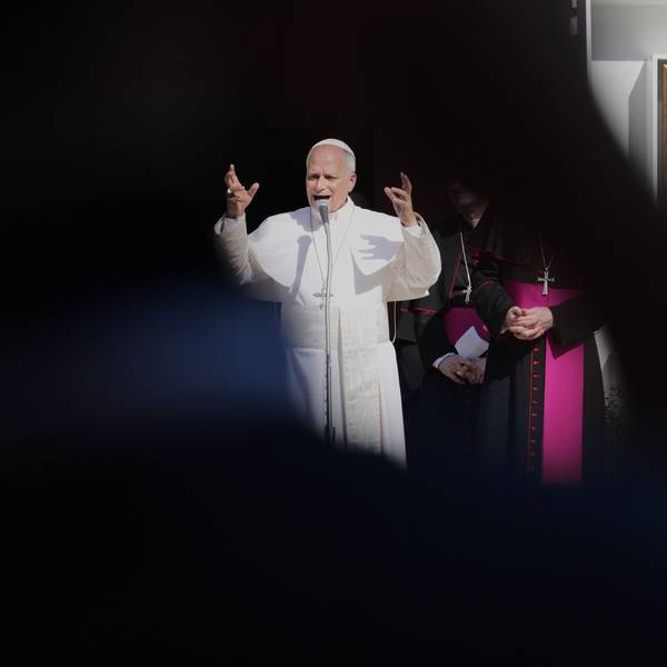 Papst Leo XIV. hält vor dem Dom von Pavia eine Rede.