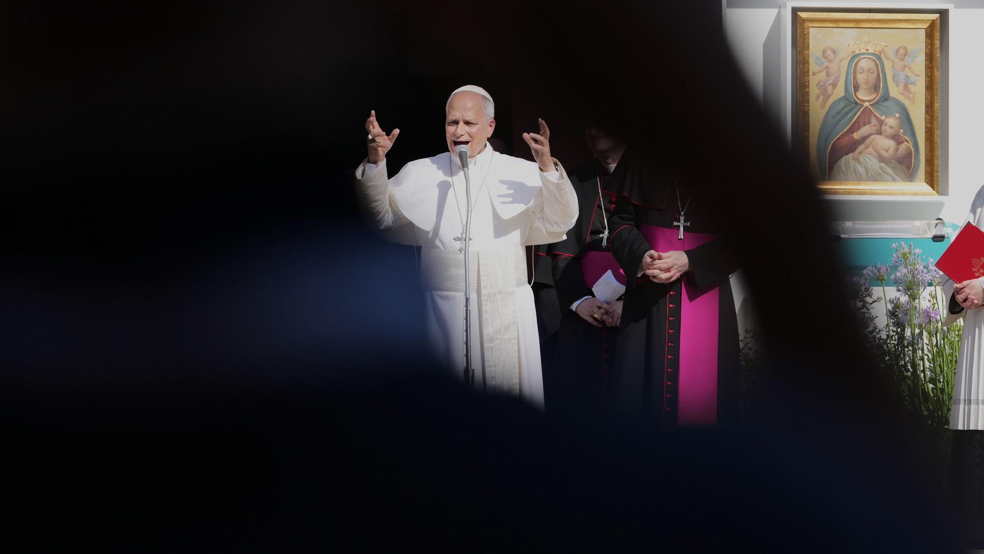 Papst Leo XIV. hält vor dem Dom von Pavia eine Rede.