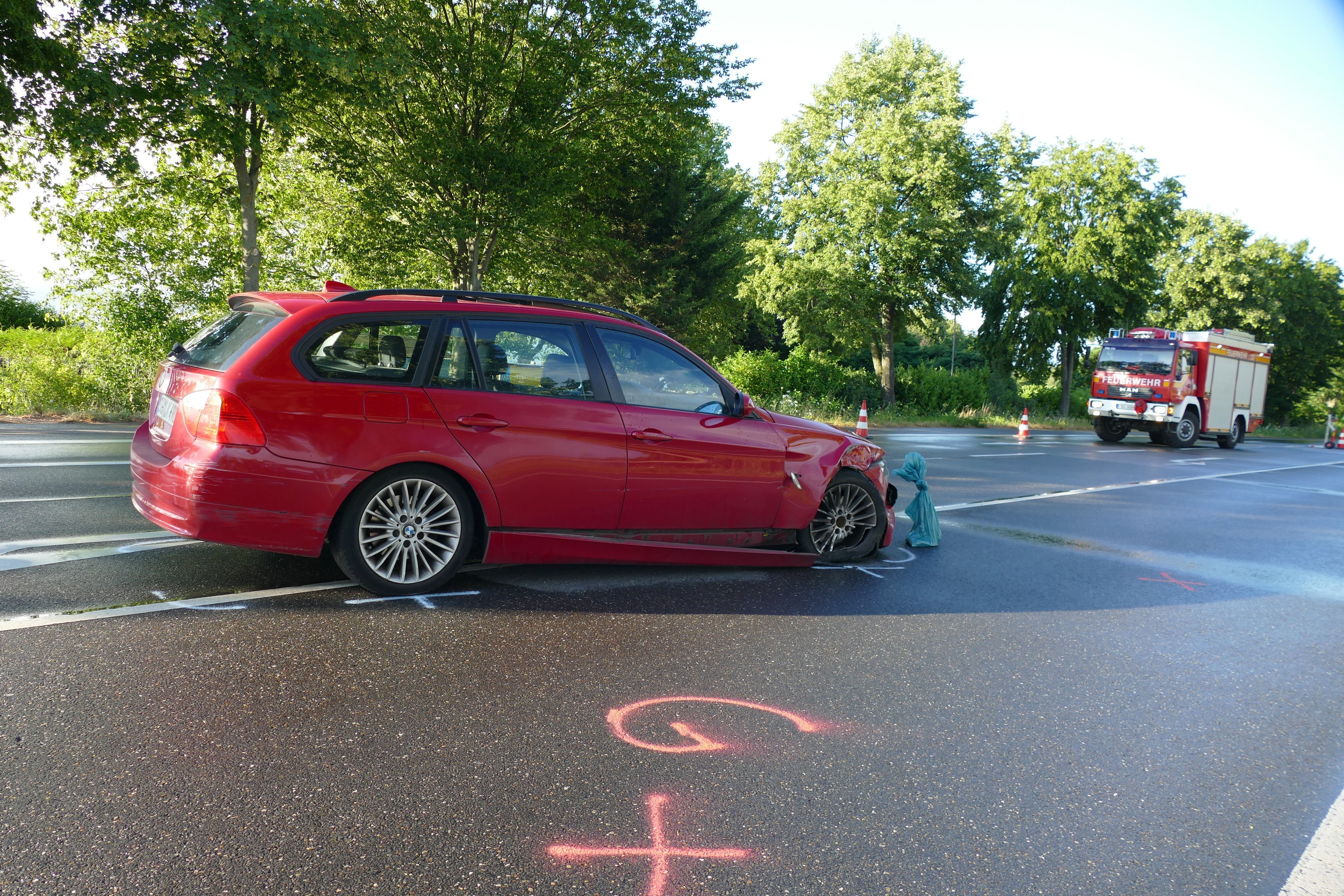 Ein roter Kombi an einer Unfallstelle.
