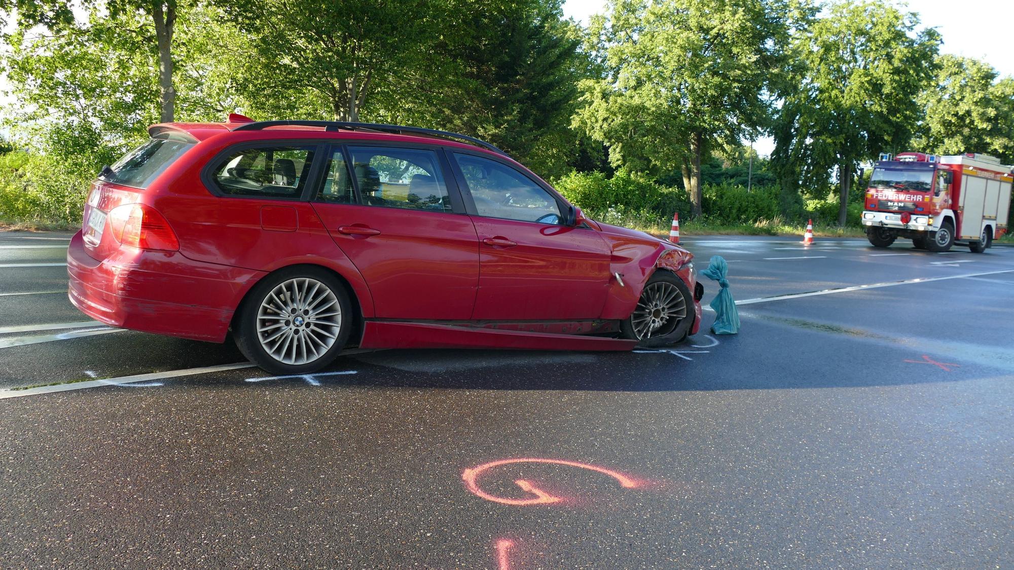 Ein roter Kombi an einer Unfallstelle.
