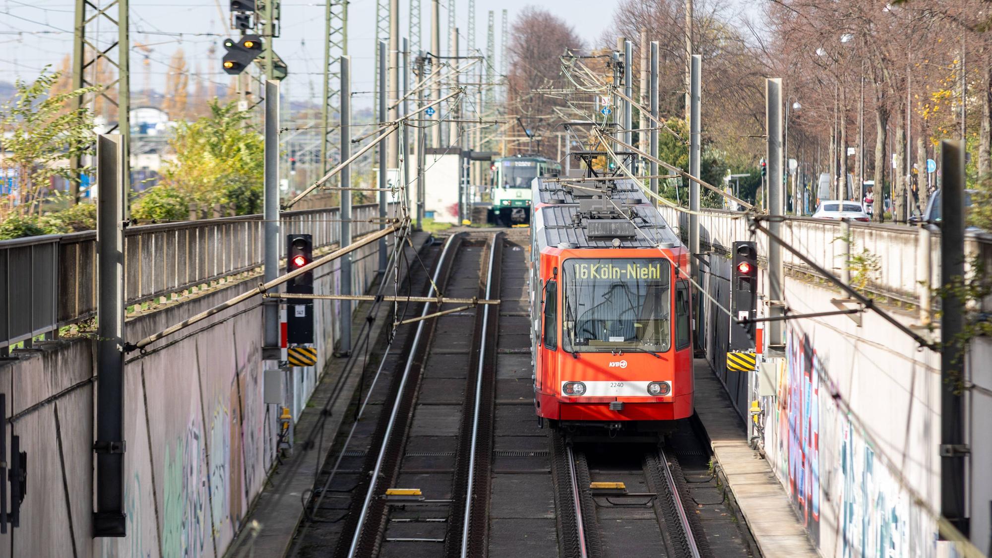 Eine Bahn der Linie U16 nach Köln-Niehl fährt aus dem U-Bahn-Tunnel am Bonner Hauptbahnhof an die Oberfläche.