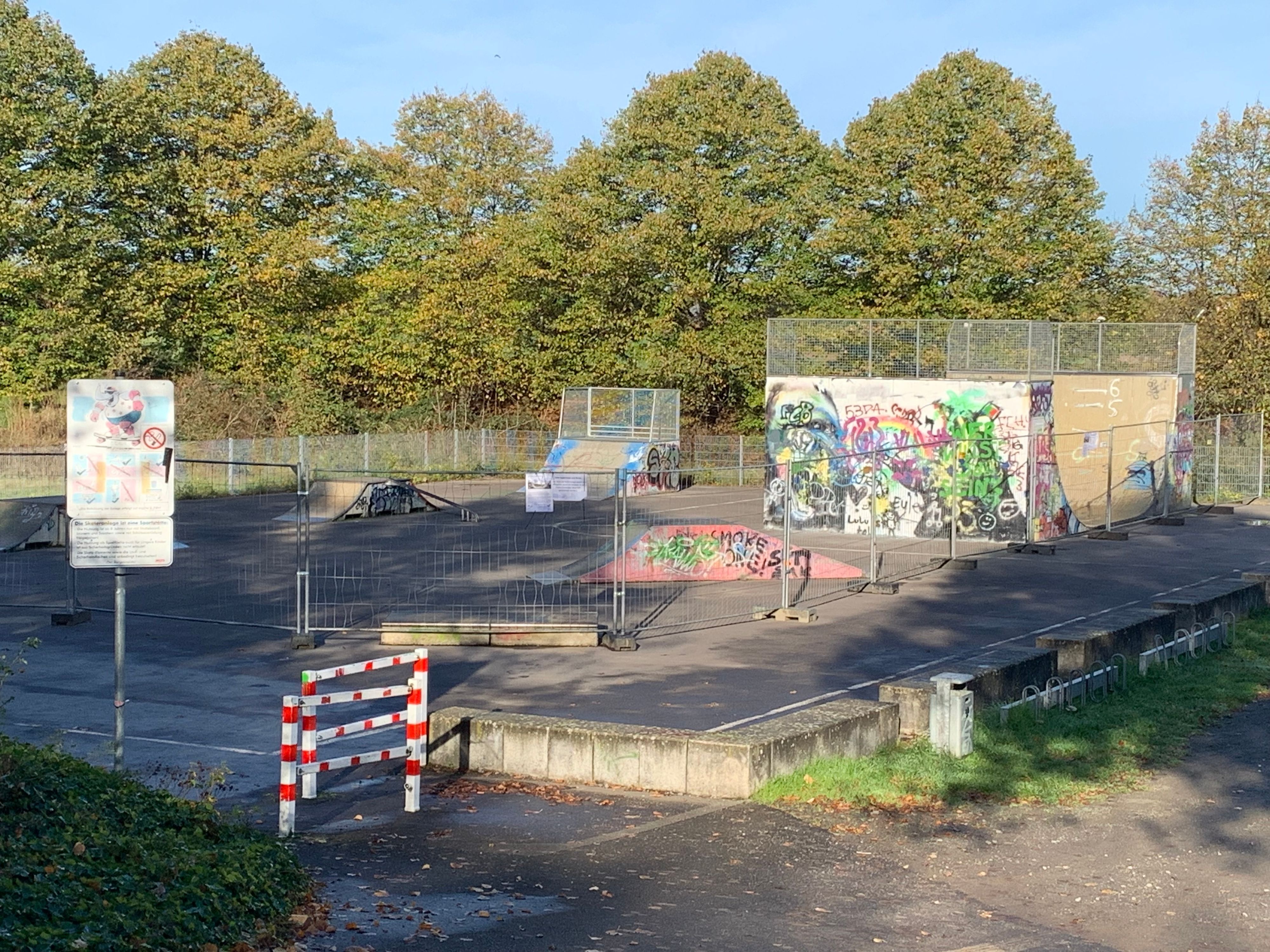 So sah der alte Skaterpark aus, der wegen Sicherheitsmängeln geschlossen werden musste. Unter anderem war die Halfpipe baufällig.