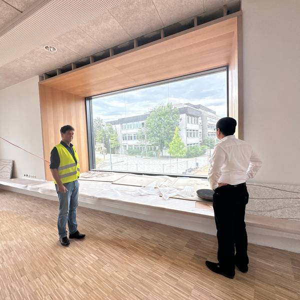 Blick von Neubau auf den Altbau des Rhein-Sieg-Gymnasiums. Der städtische Projektleiter Wolf Kamprath (l.) und Bürgermeister Max Leitterstorf im Klassenzimmer für moderne Sprachen.
