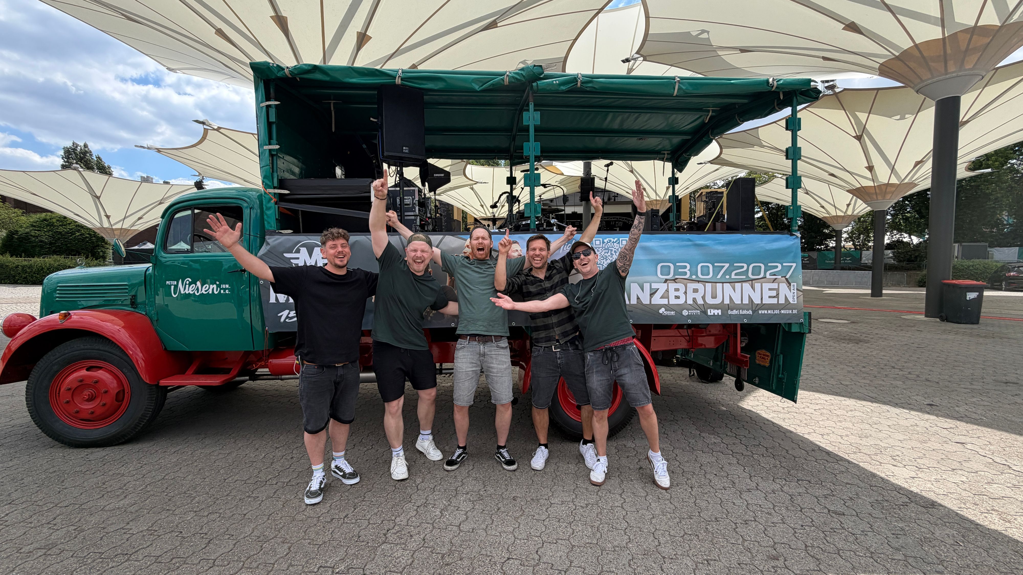 Die Musiker von Miljö mit Musikwagen im Tanzbrunnen.