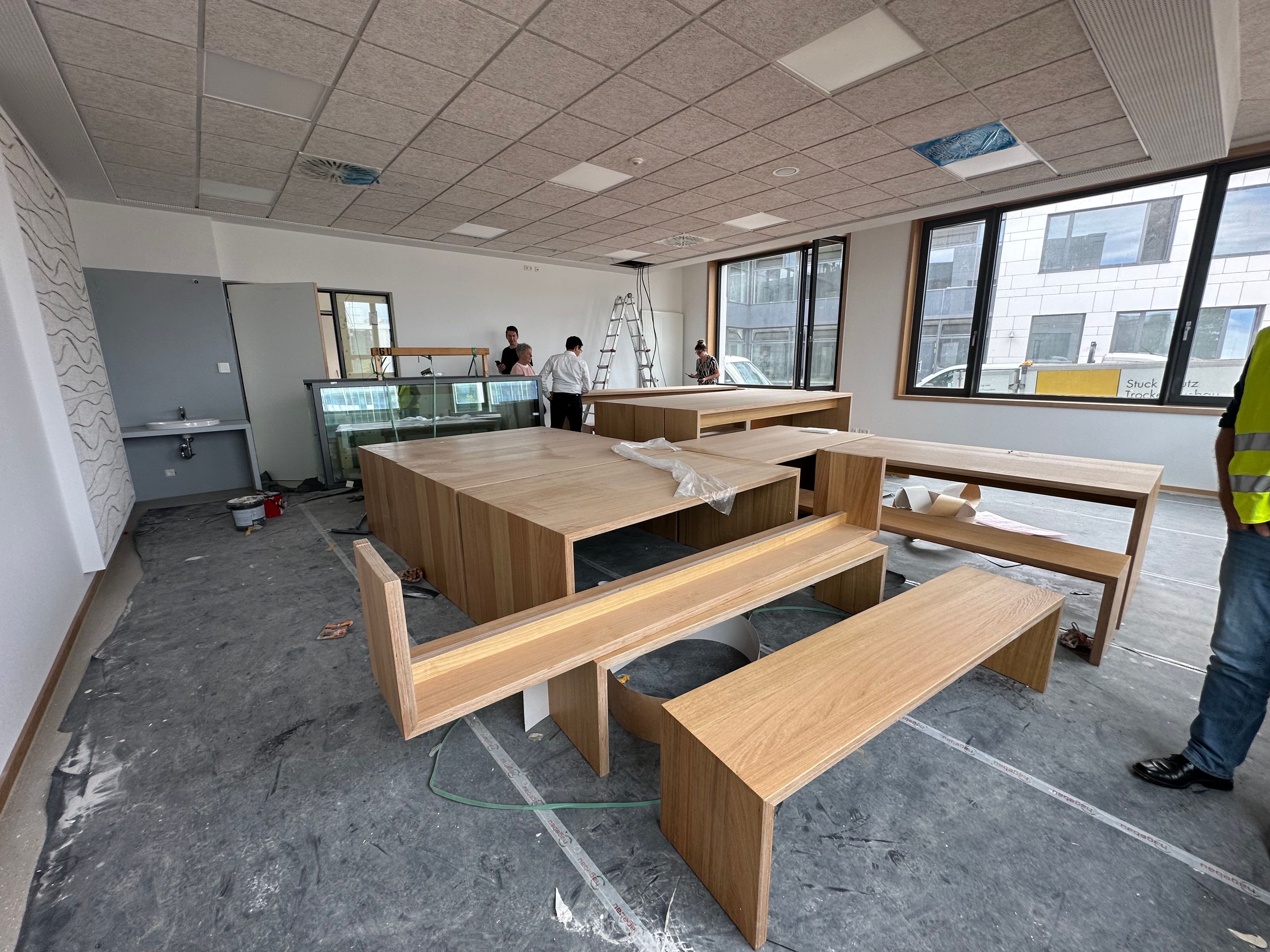 Die Möbel für die Lerninseln sind zurzeit in einem Klassenzimmer zwischengelagert.