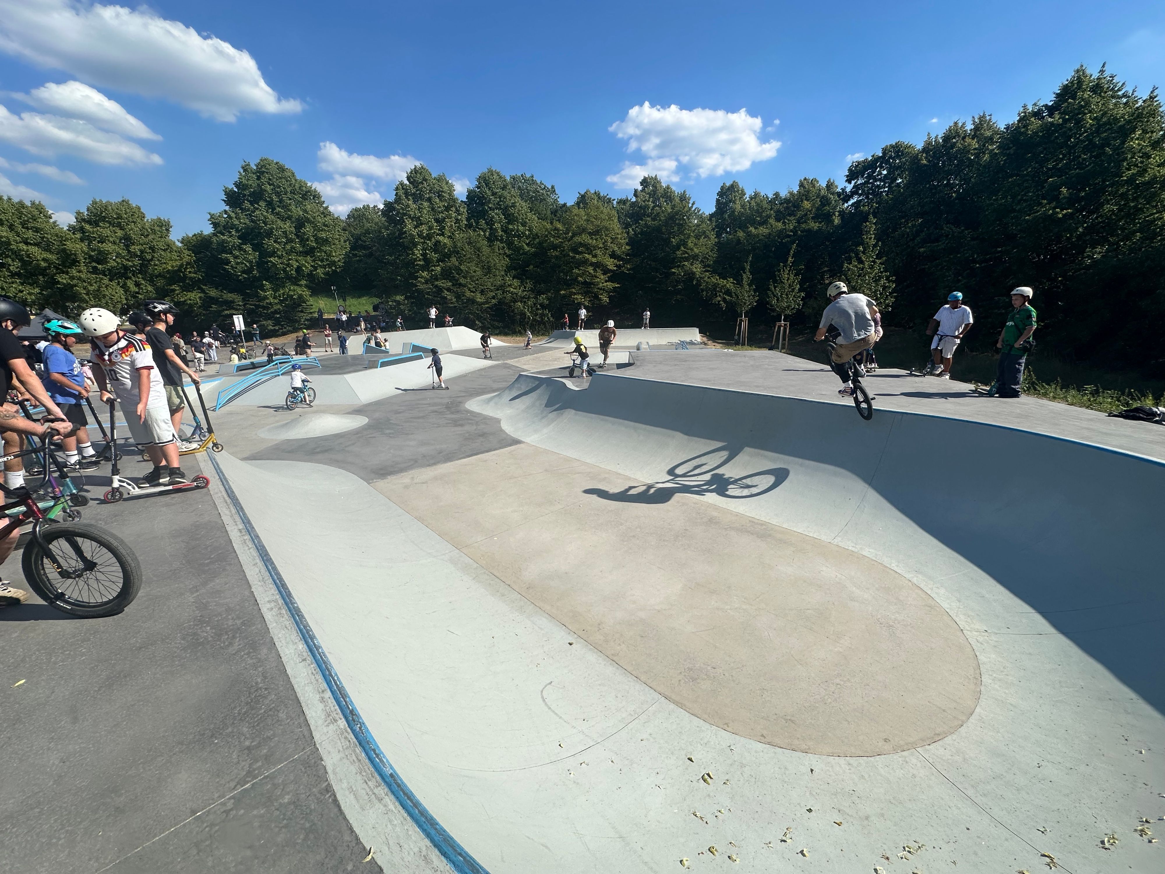 Der neue Skatepark hat viele Attraktionen.