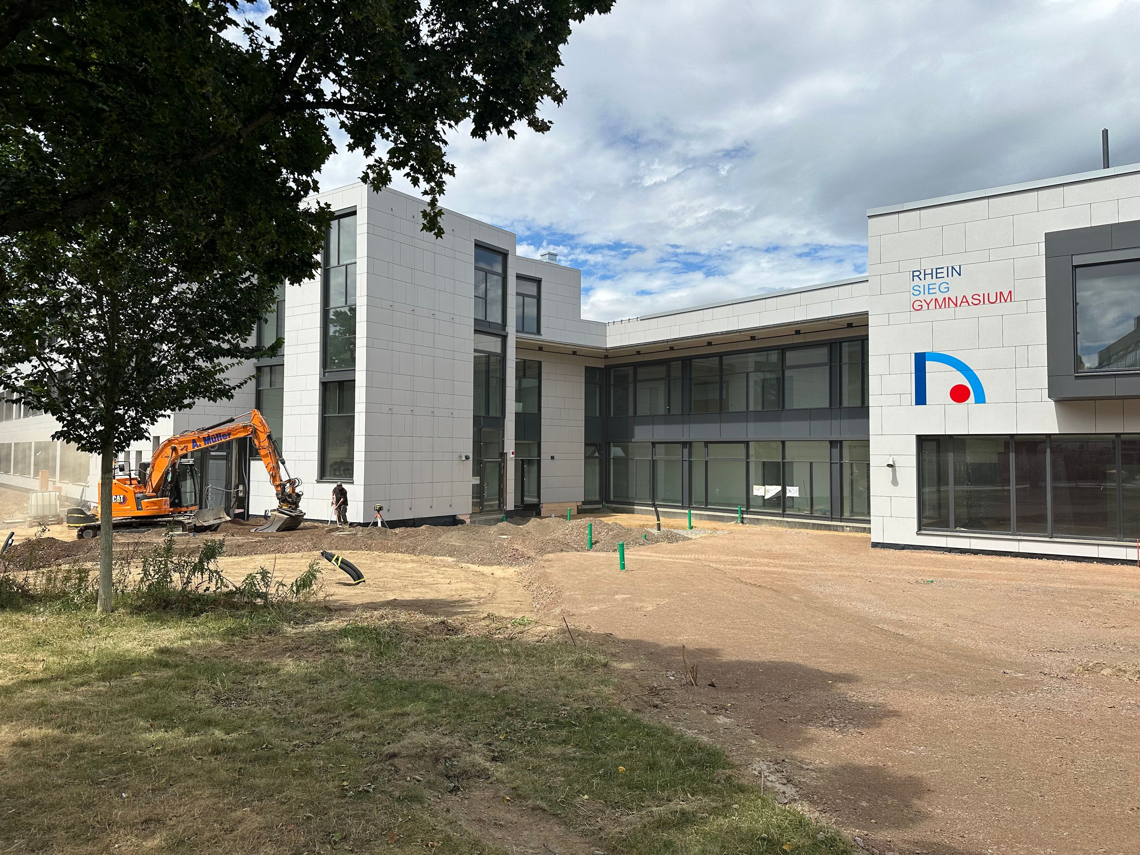 Die Außenanlagen werden zurzeit gestaltet. Neubau Rhein-Sieg Gymnasium kurz vor der Fertigstellung.