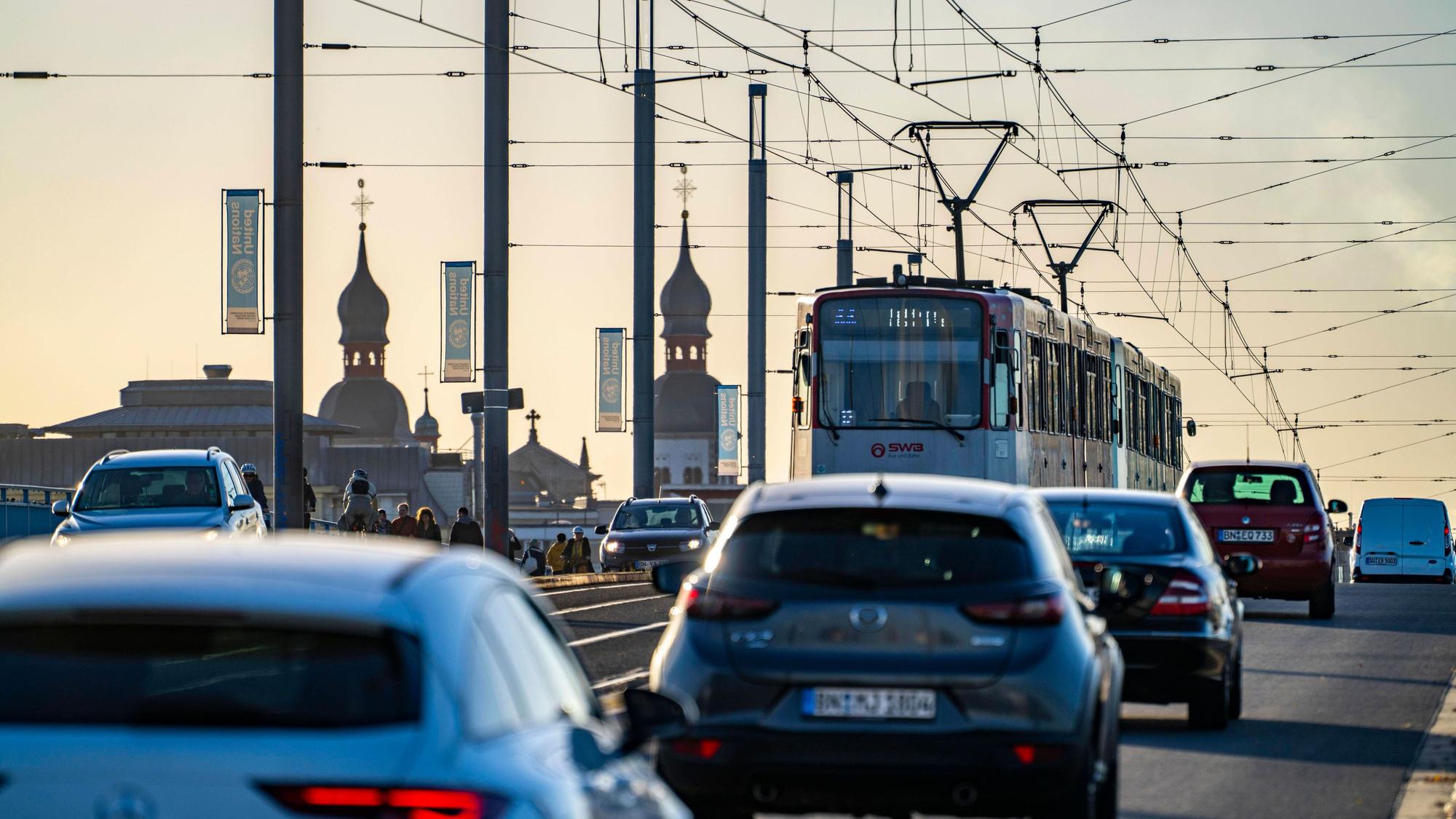 Eine Stadtbahn fährt in Bonn über die Kennedybrücke.
