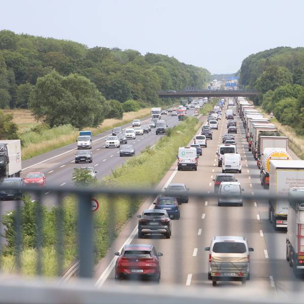 Das Foto zeigt Staus auf der A4 zwischen dem Kreuz Köln-West und der AS Klettenberg in Fahrtrichtung Süden (Archivbild)