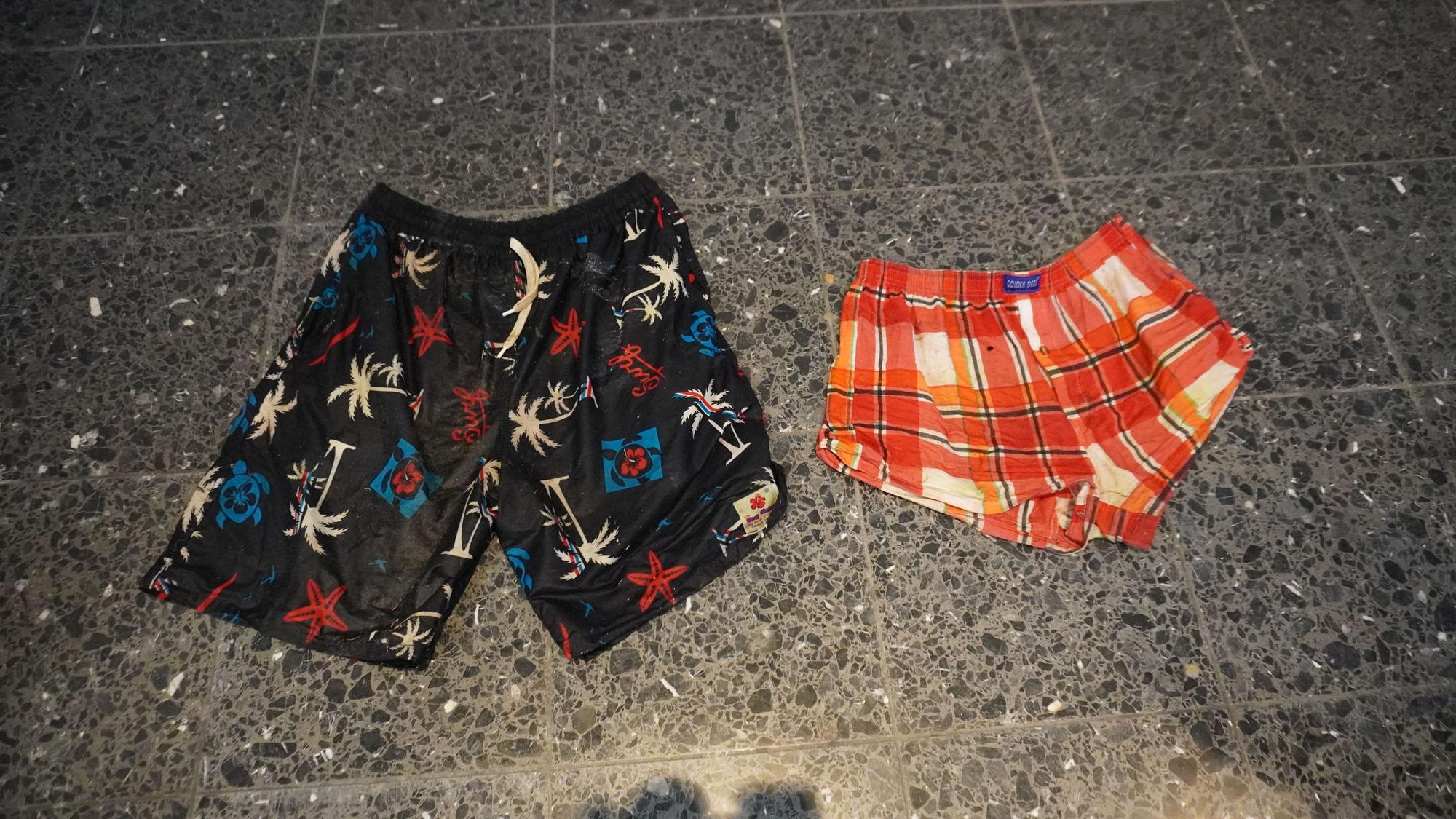 Diese Kleidungsstücke sollen dabei helfen, den Toten identifizieren zu können.