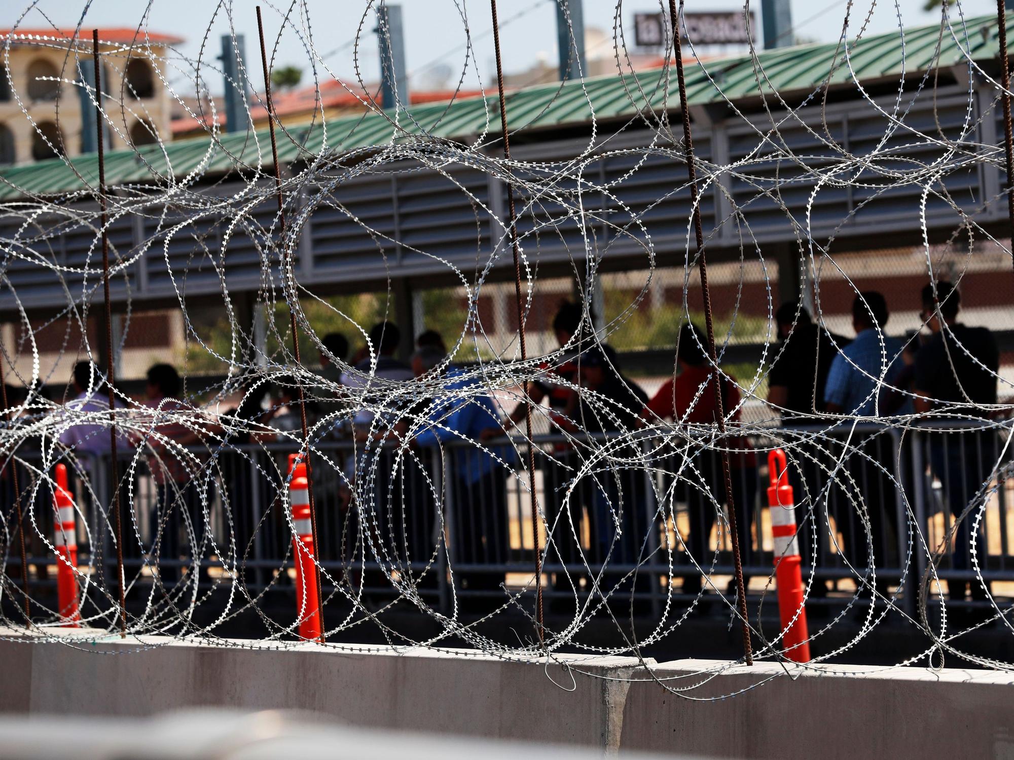 Menschen stehen auf einer Brücke in Nueva Laredo, um die Grenze zu den USA zu überschreiten.