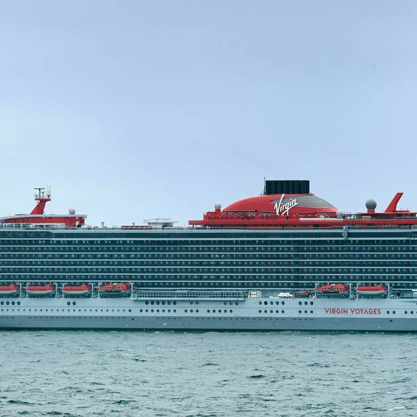 Die „Scarlet Lady“ von Virgin Voyages