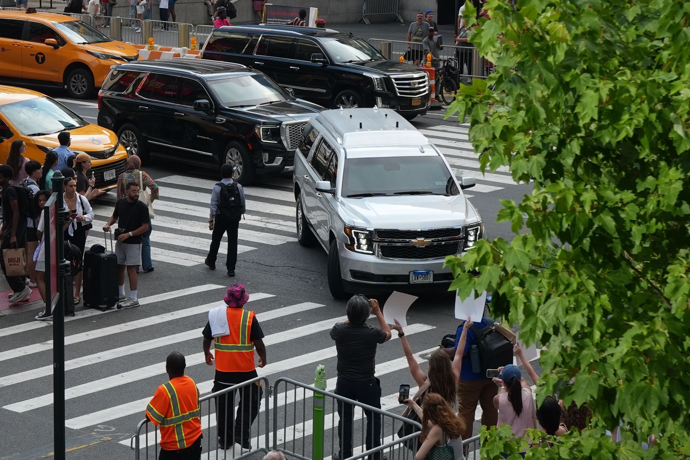 Ein Fahrzeug, von dem angenommen wird, dass es die Sängerin Taylor Swift befördert, trifft am Madison Square Garden ein.