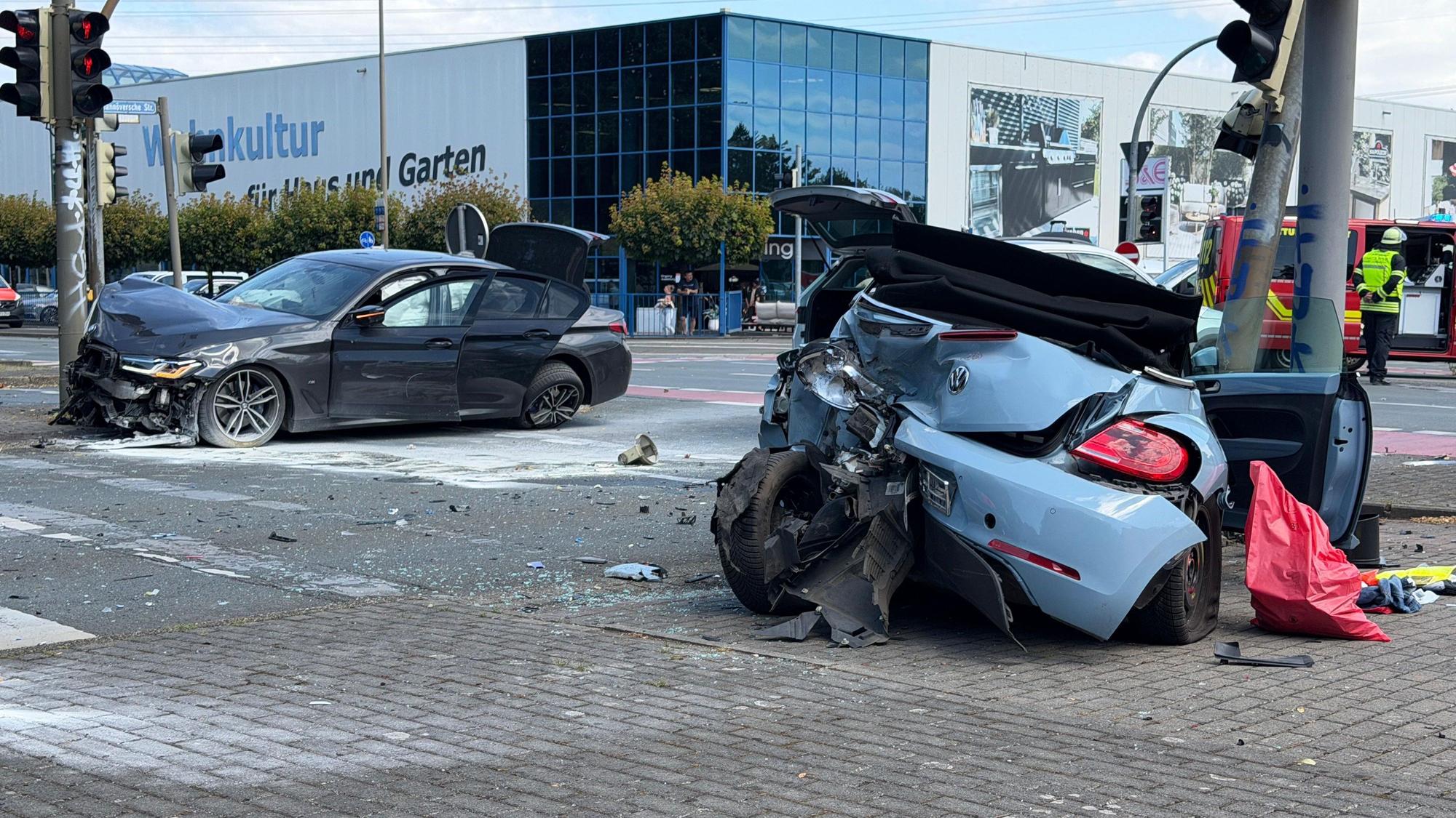 Bei einer schweren Kollision mit mehreren Autos und einem Motorrad in Dortmund ist eine 53 Jahre alte Fahrerin am Samstag (4. Juli) ums Leben gekommen.