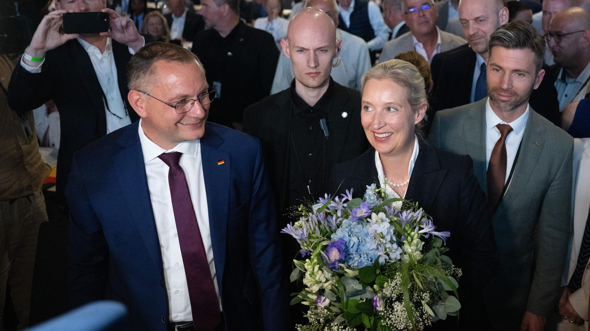 Alice Weidel (r.) und Tino Chrupalla (l.) wurden beim AfD-Bundesparteitag wiedergewählt.