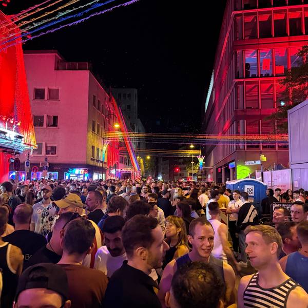 Am Freitagabend hat das Straßenfest zur Cologne Pride begonnen. Auch auf der Schaafenstraße wurde gefeiert.