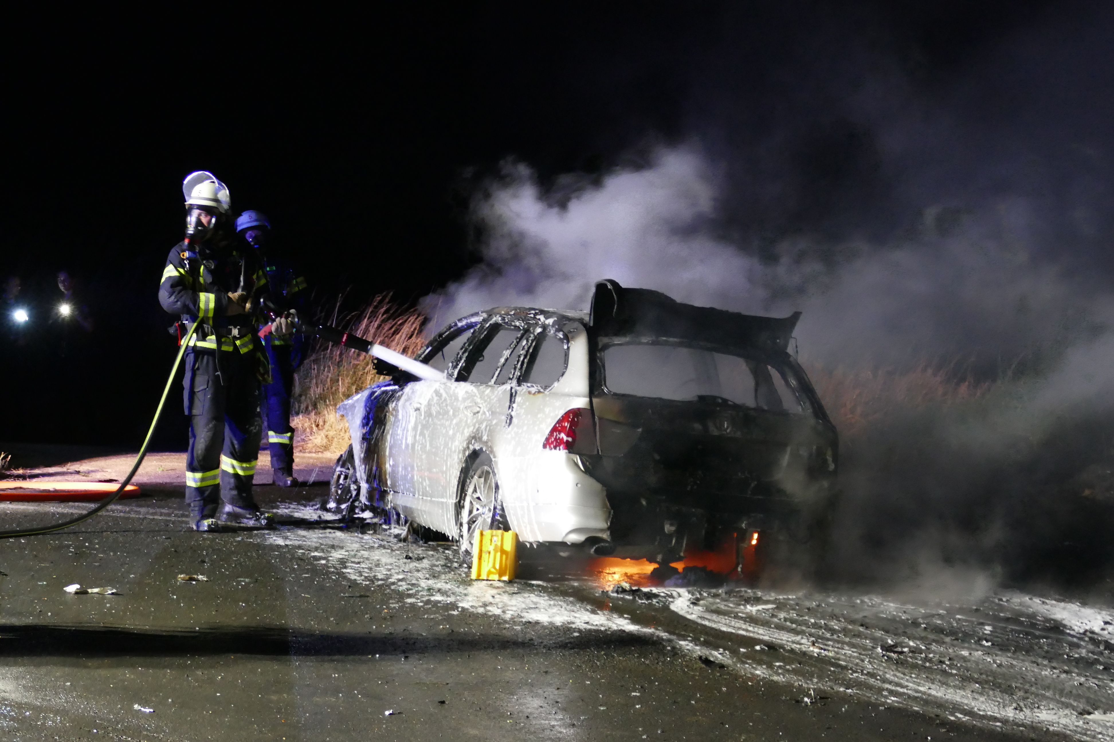 Die Feuerwehr setzte ein Schaummittel ein, um das Feuer zu ersticken.