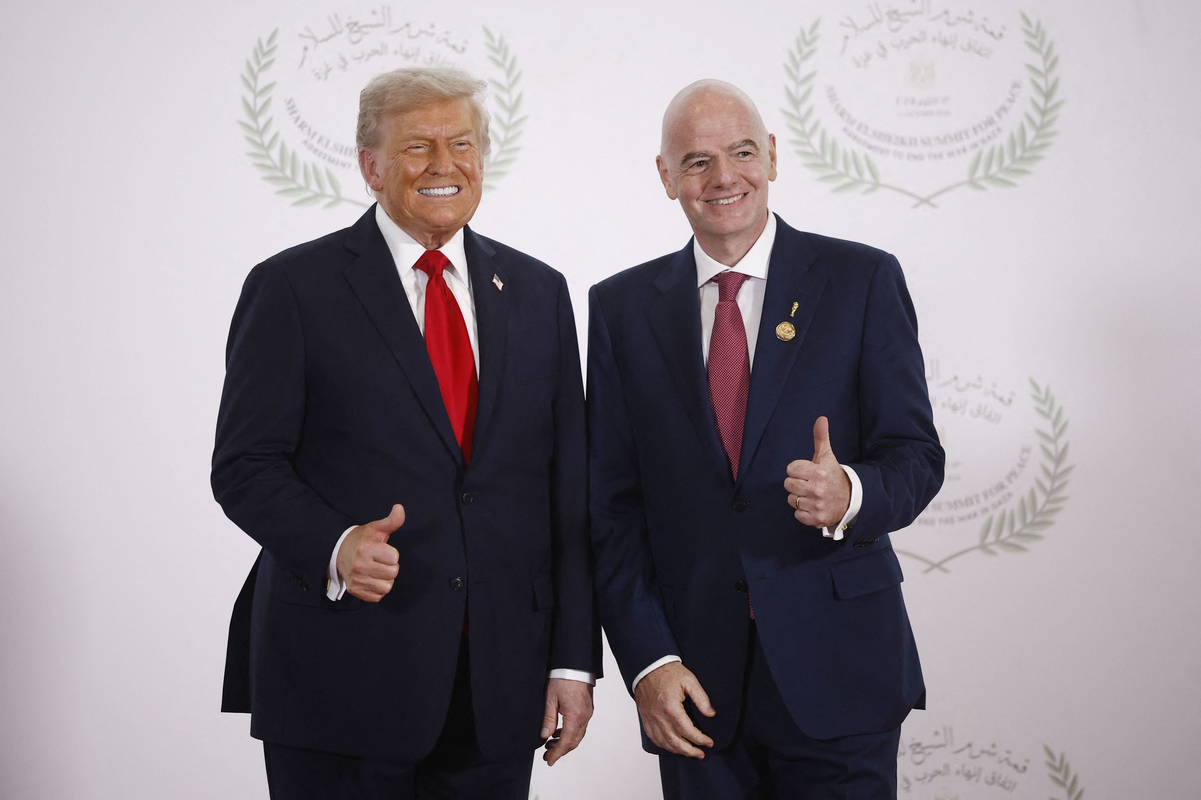 US-Präsident Donald Trump und Fifa-Präsident Gianni Infantino heben die Daumen.
