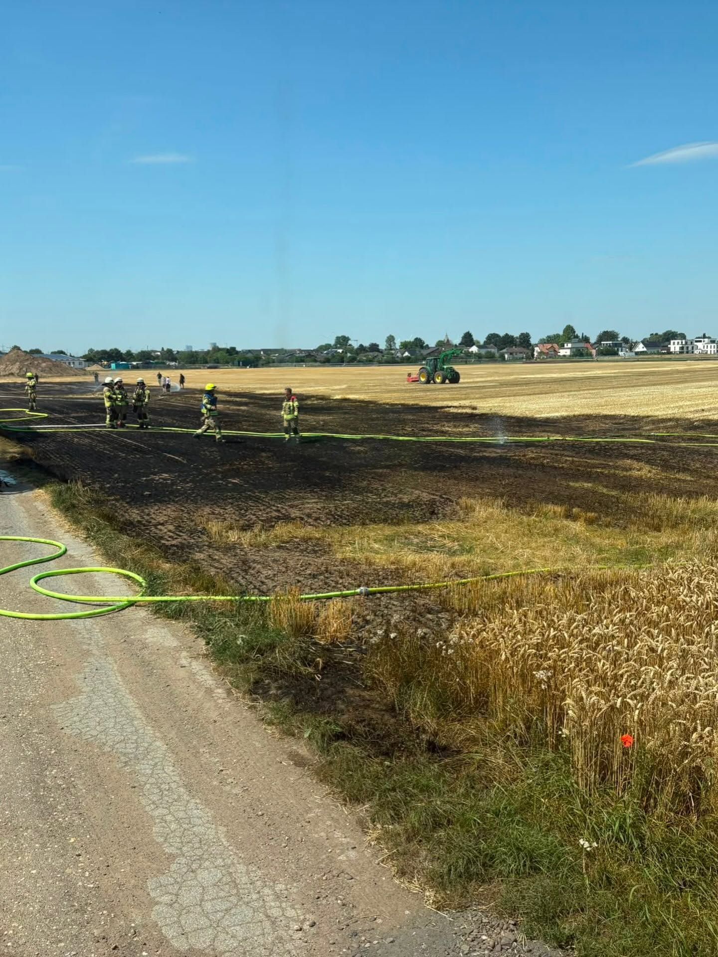 In Pulheim-Sinnersdorf stand ein Feld in Flammen.