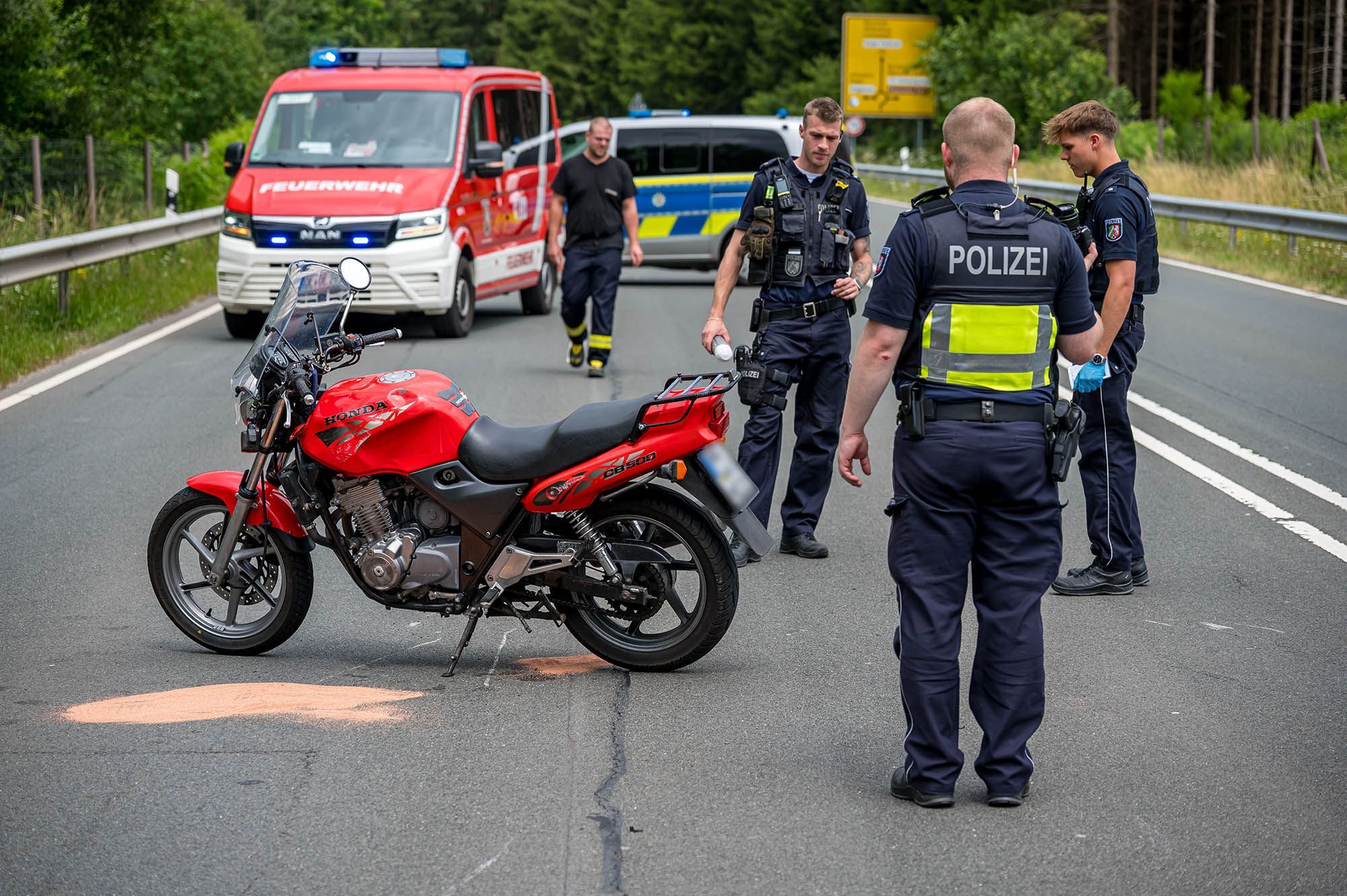 Ein Motorradfahrer aus Lindlar verunglückt mit seiner Sozia, als ein anderer Motorradfahrer auf der B55 bei Olpe trotz doppelter Mittellinie wenden will.