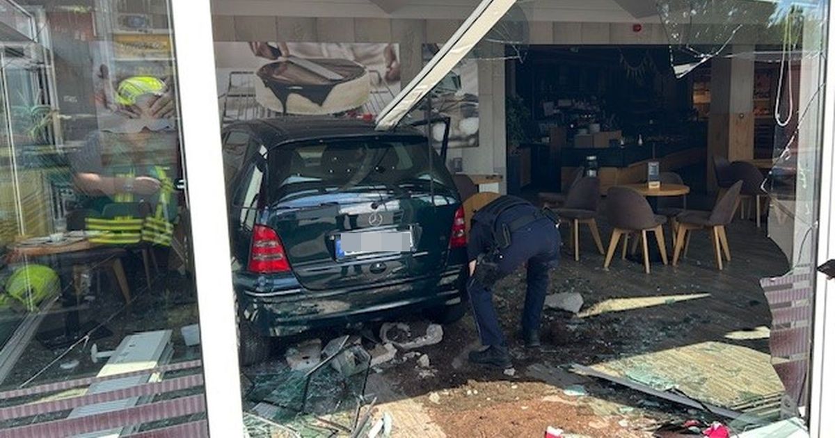 Doppelter Einsatz für Feuerwehr: Mercedes kracht in Bäckerei in Bornheim