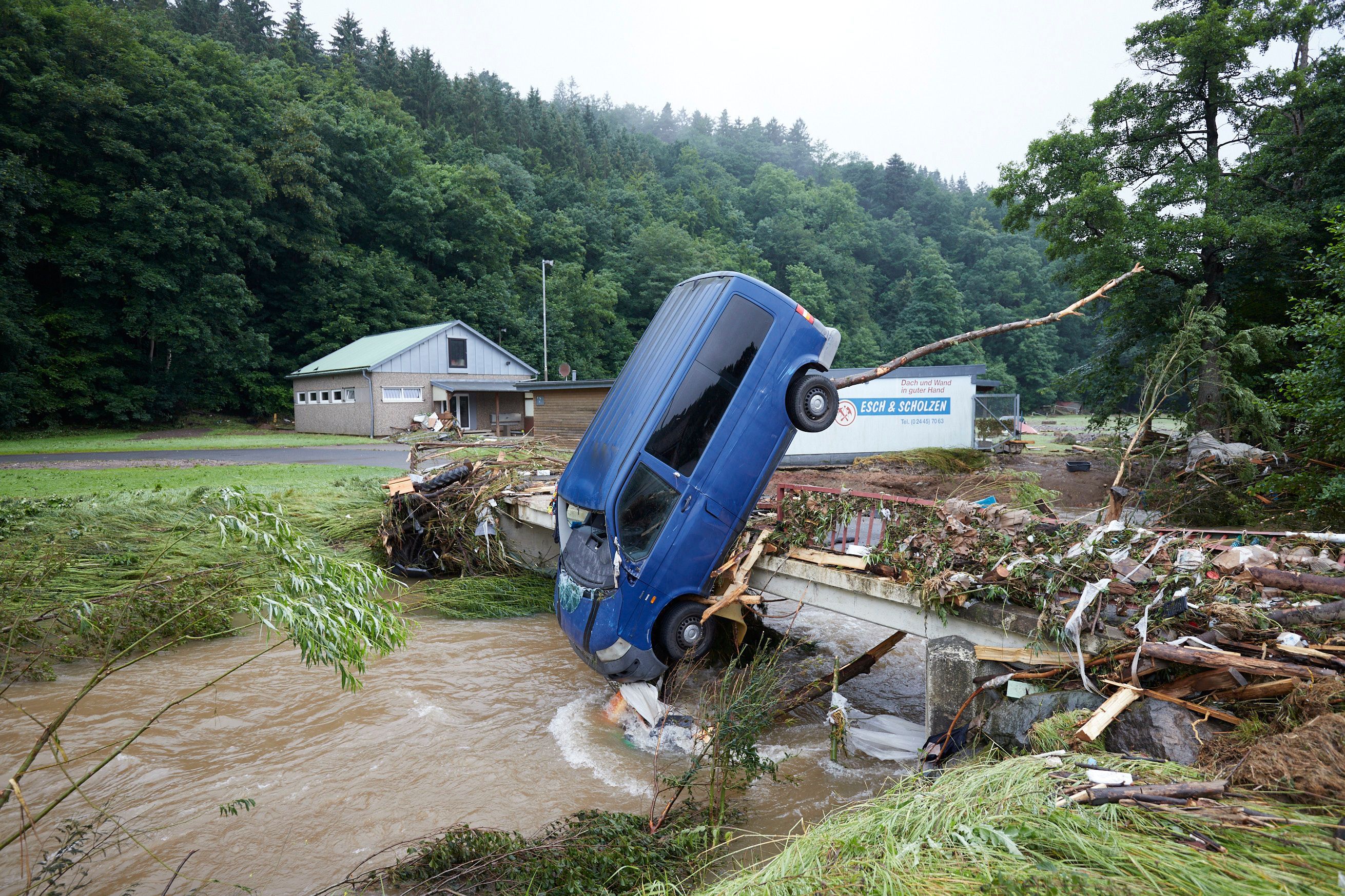 Ein Transporter hängt an der Brücke zum Sportplatz Oberhausen.