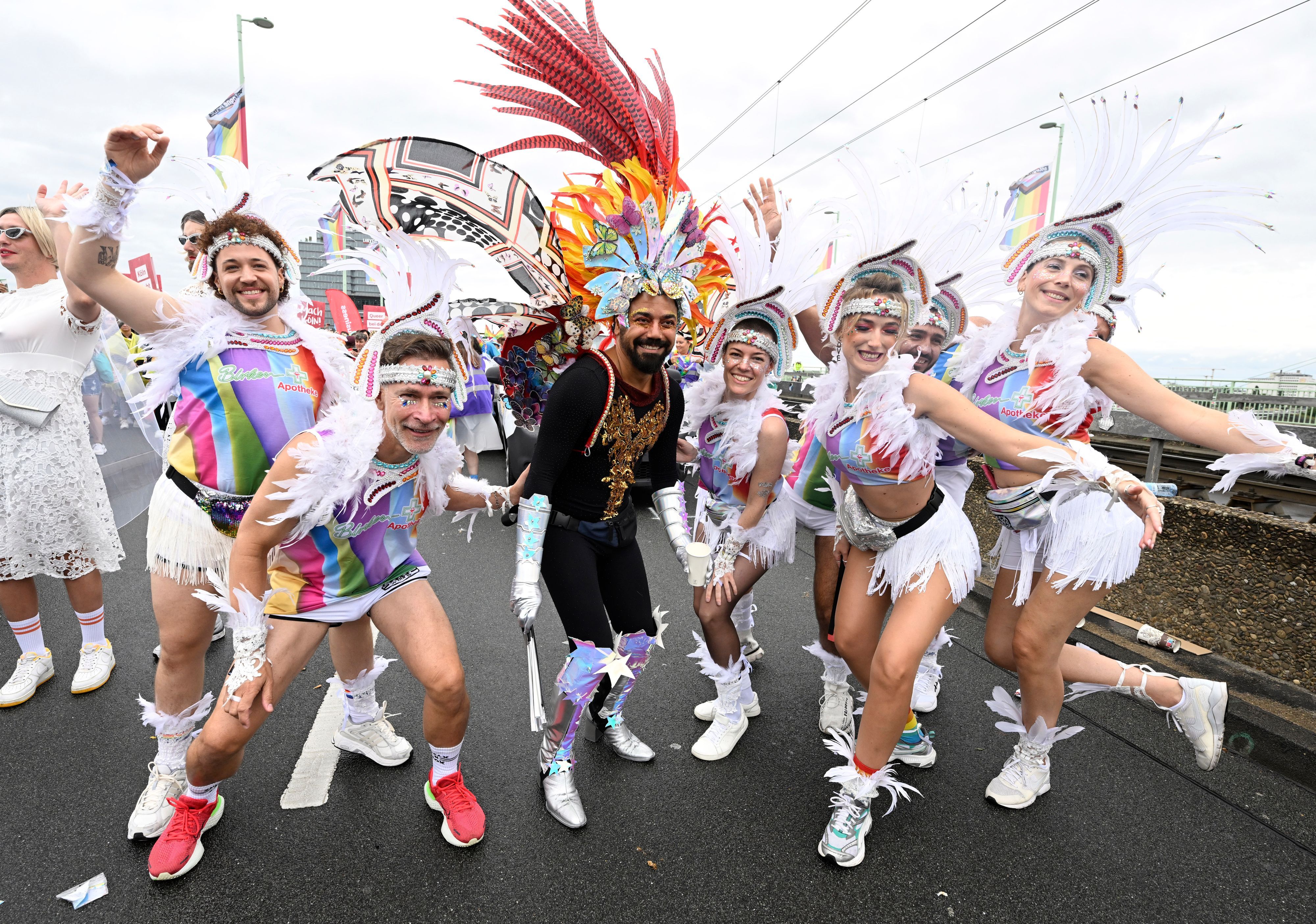 Queere Menschen feiern in bunten Kostümen den Christopher Street Day (CSD) in Köln (Archivfoto).