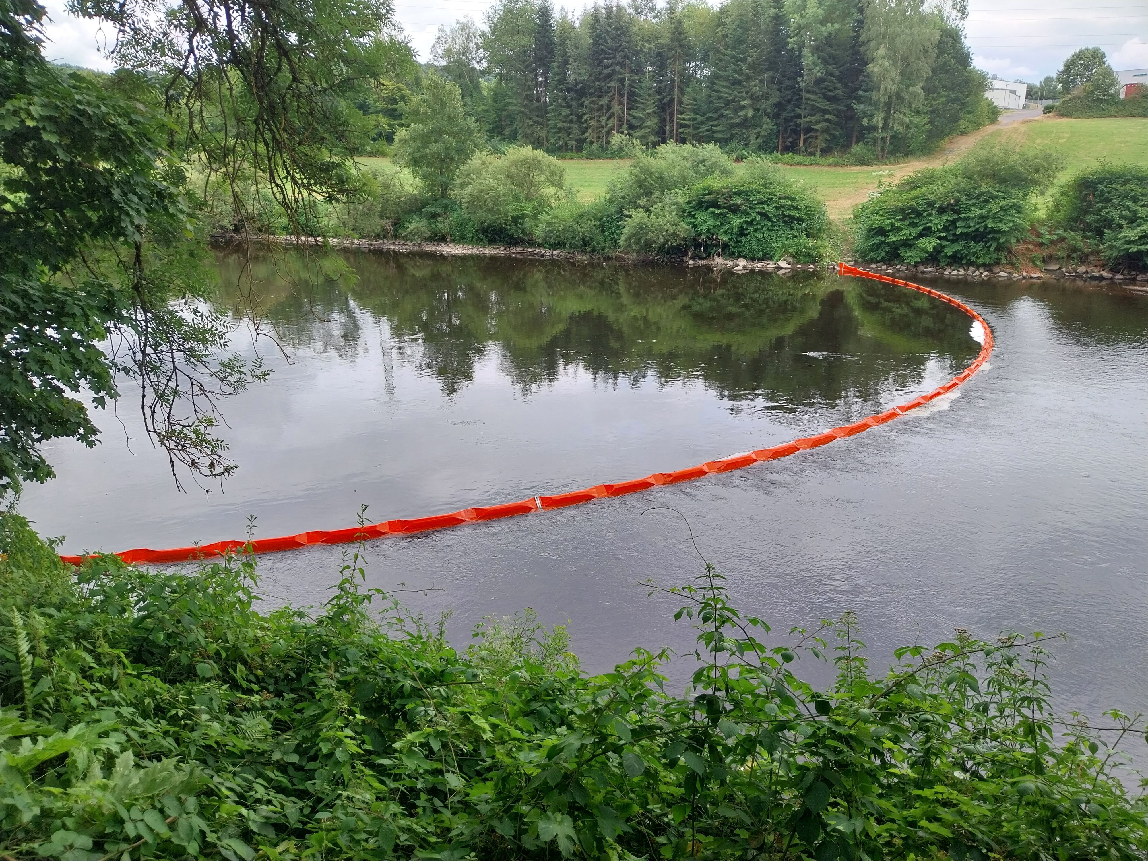 Ölaustritt in die Sieg: Hinter der Präsidentenbrücke setzte die Feuerwehr zwei Ölsperren.