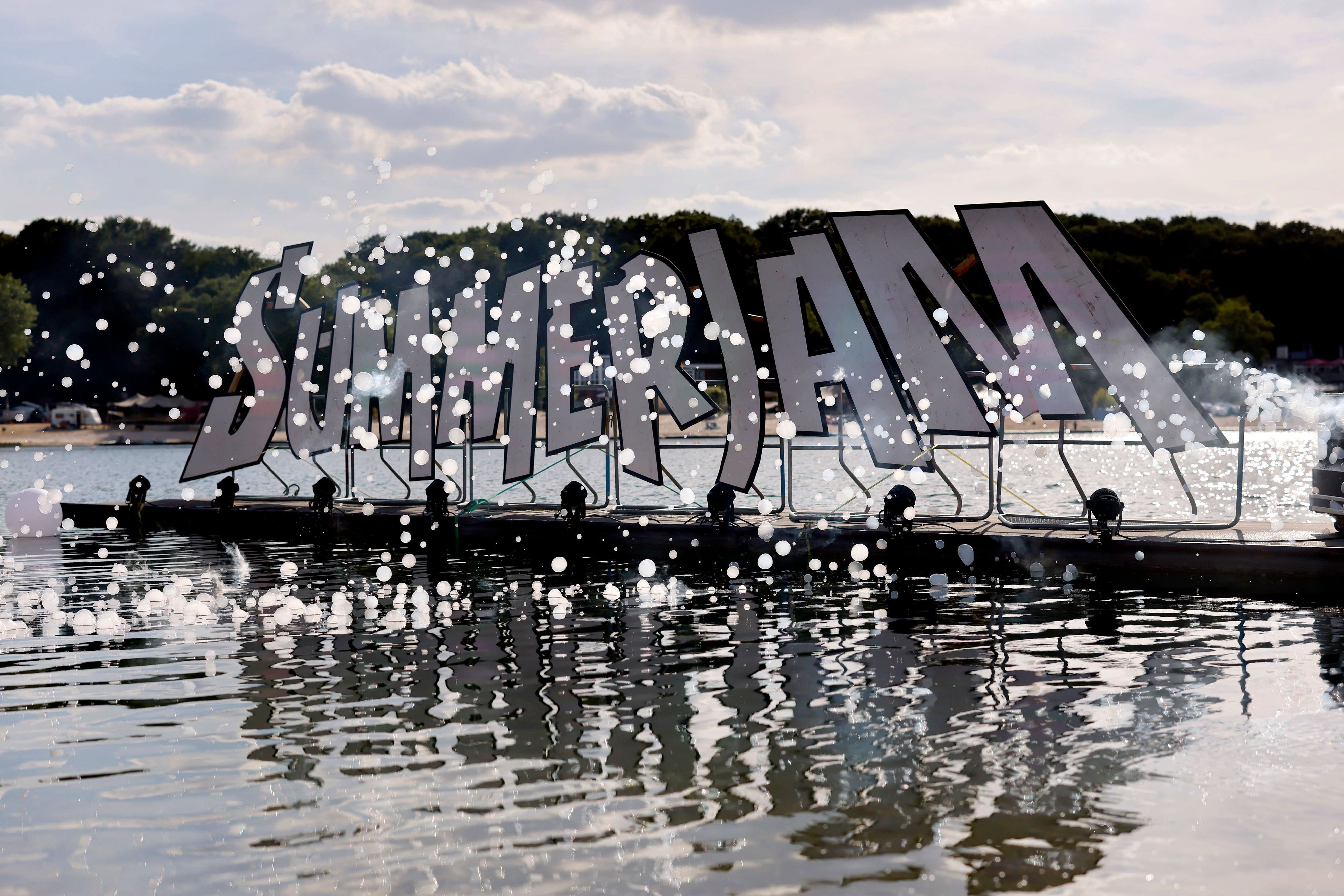 Das Logo des Summerjam auf einem schwimmenden Steg.