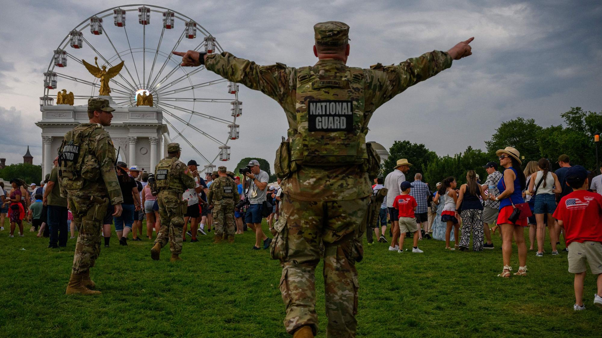 Truppen der US-Nationalgarde versuchen, das Gelände zu räumen.