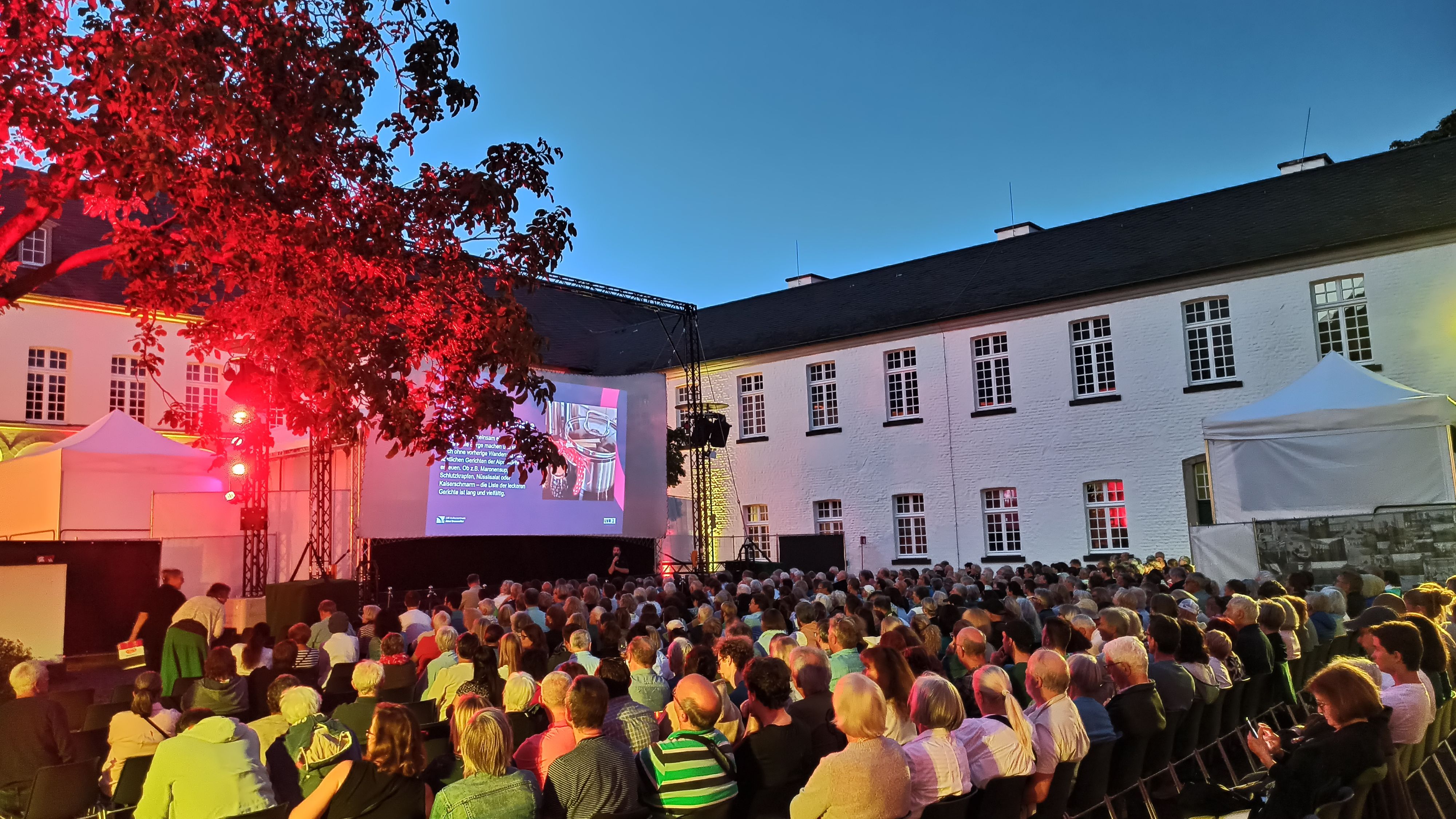 Open-Ari-Kino im Wirtschaftshof der Abtei Brauweiler: Jeder Platz ist besetzt.