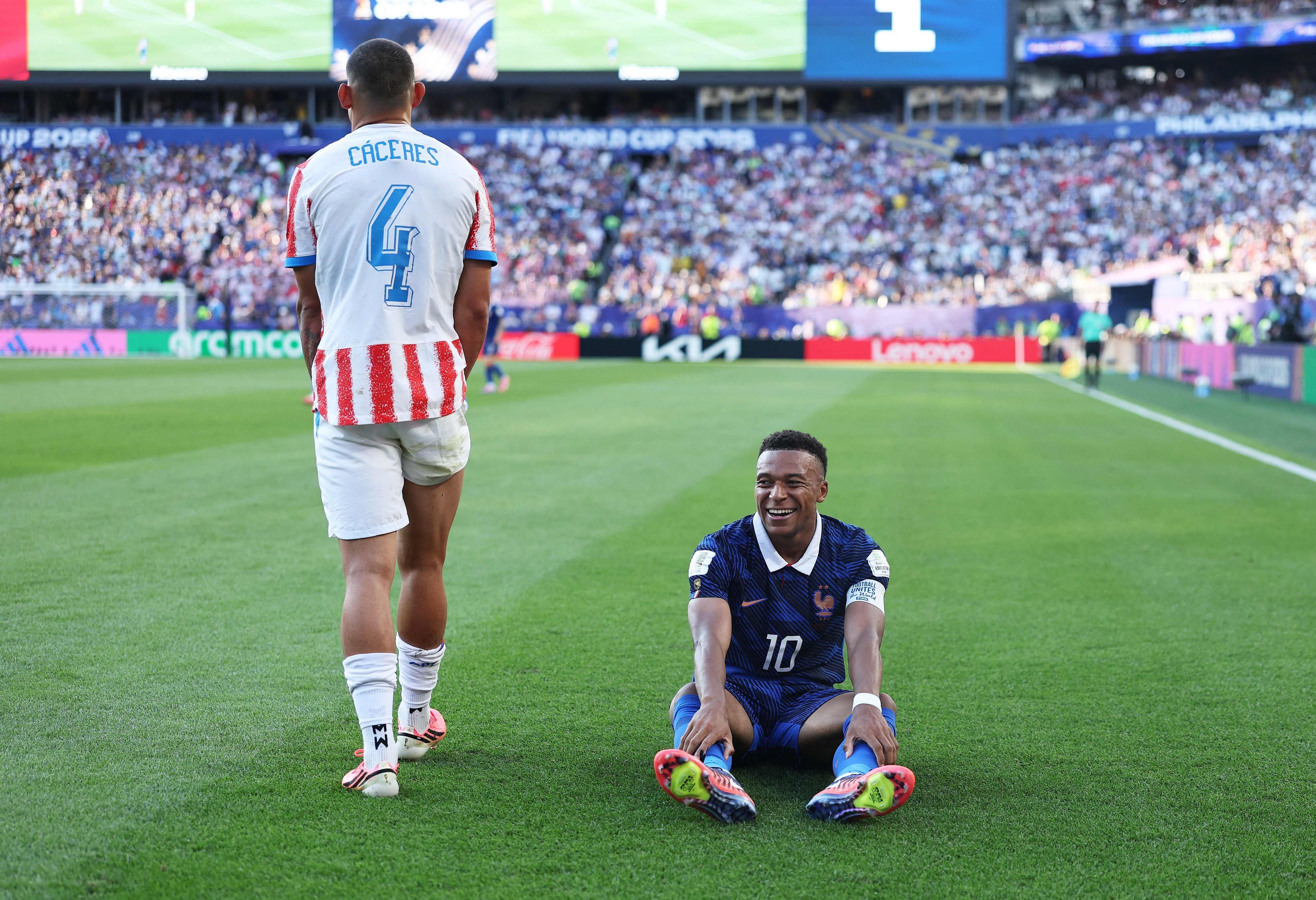 Kylian Mbappe ist wieder einmal gefoult worden, der Franzose lacht seinen Gegner aus.