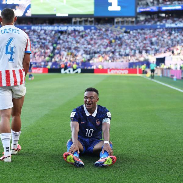 Kylian Mbappe ist wieder einmal gefoult worden, der Franzose lacht seinen Gegner aus.