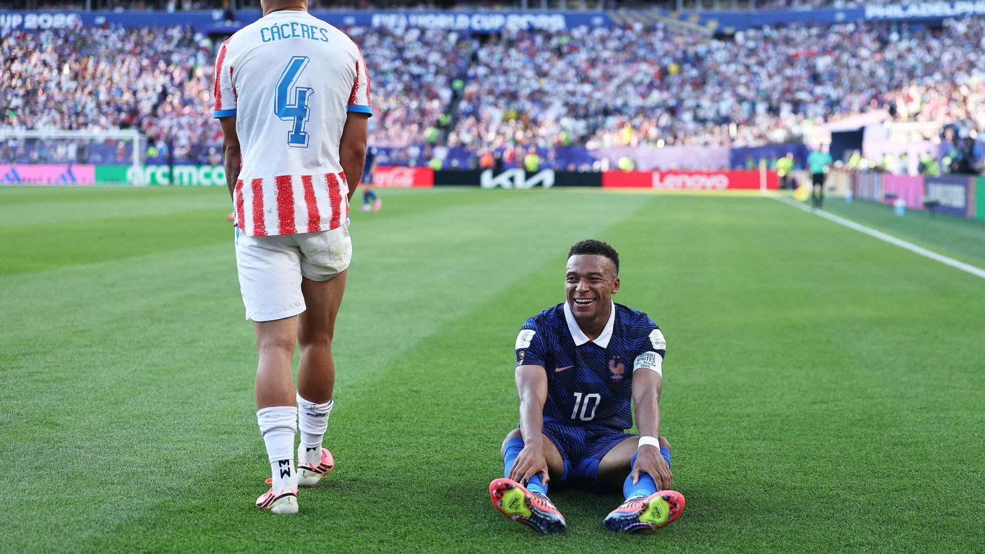 Kylian Mbappe ist wieder einmal gefoult worden, der Franzose lacht seinen Gegner aus.