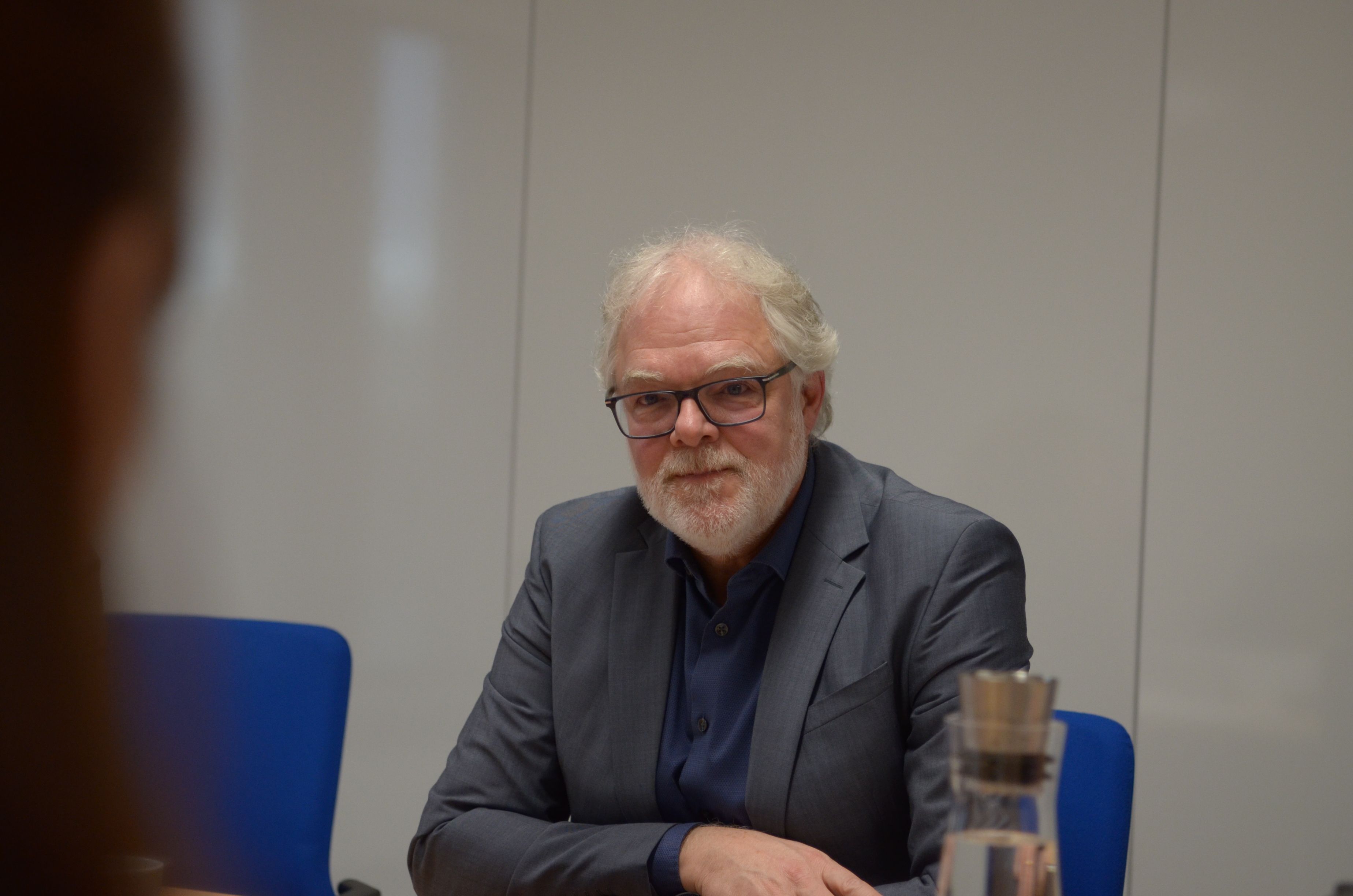 Ralf Holtkötter sitzt an einem Tisch.