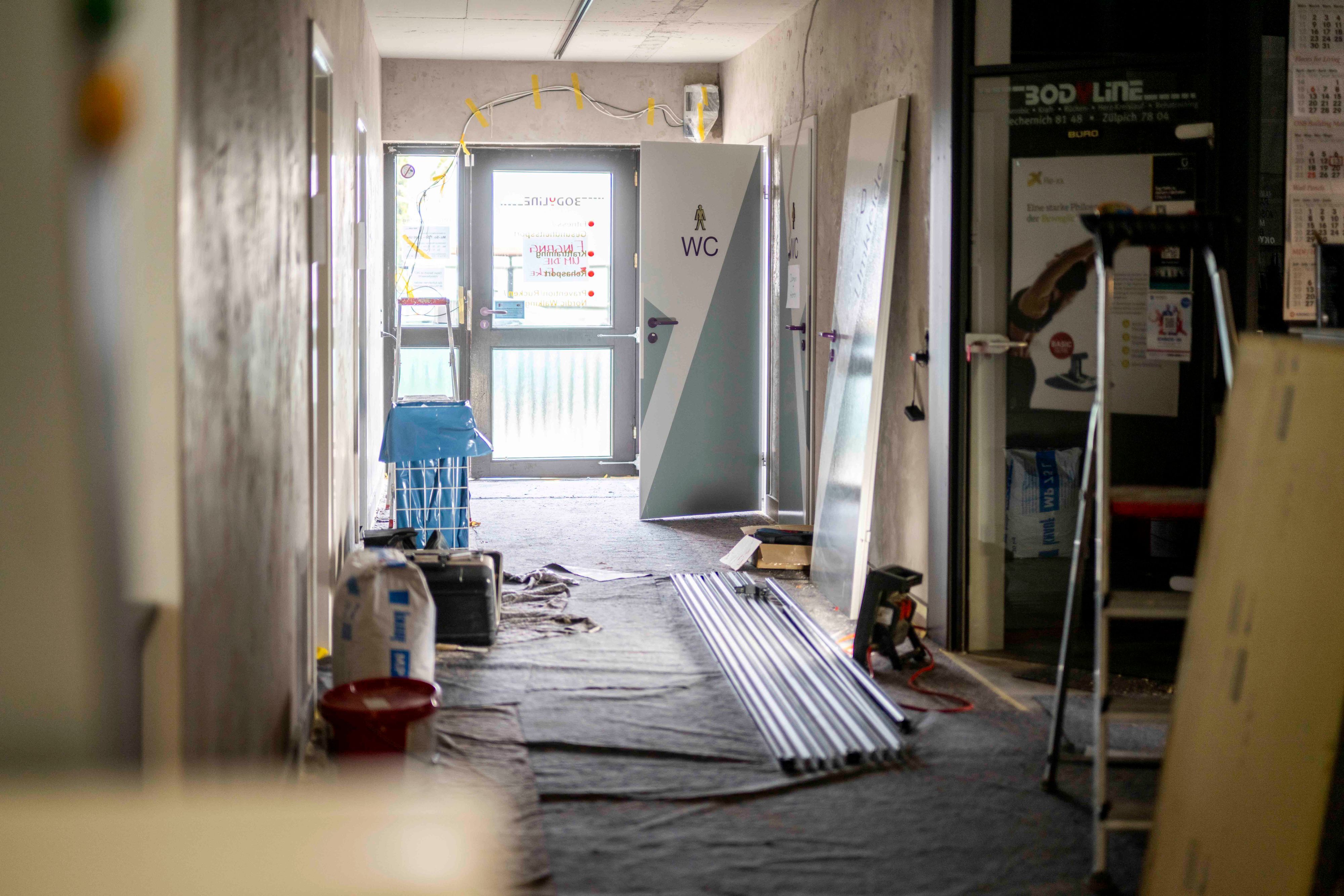 Das Bild zeigt eine Baustelle.